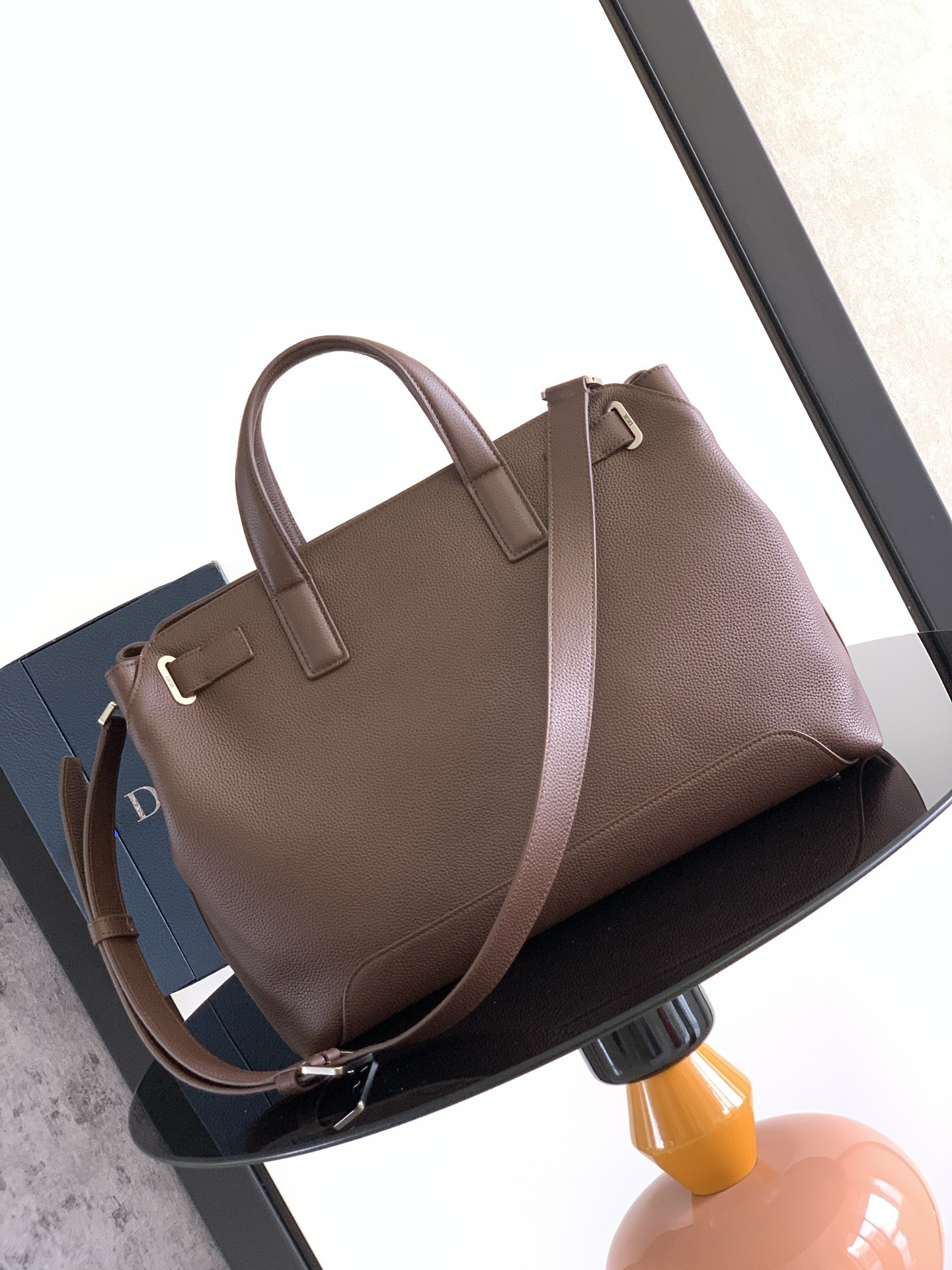 这款 Dior Normandie 手袋将实用设计与 Dior 的高订精神融为一体。采用棕色 Dior