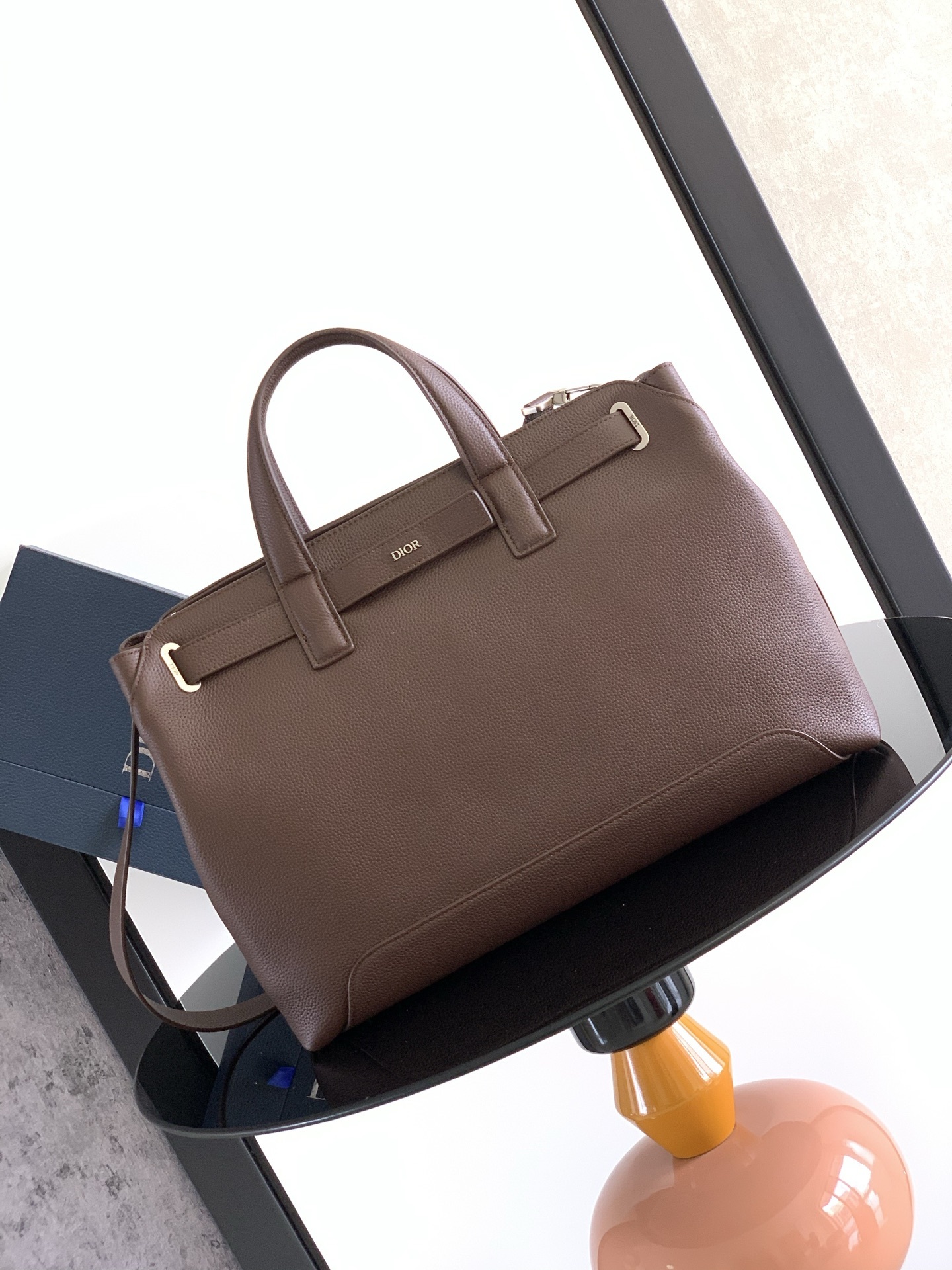 这款 Dior Normandie 手袋将实用设计与 Dior 的高订精神融为一体。采用棕色 Dior