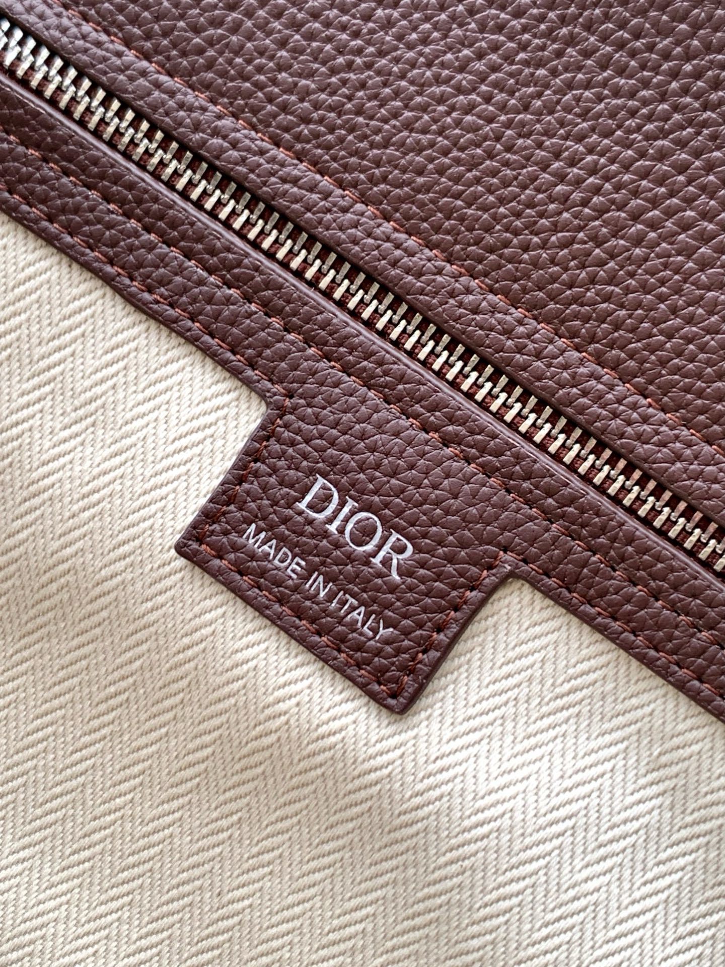 这款 Dior Normandie 手袋将实用设计与 Dior 的高订精神融为一体。采用棕色 Dior