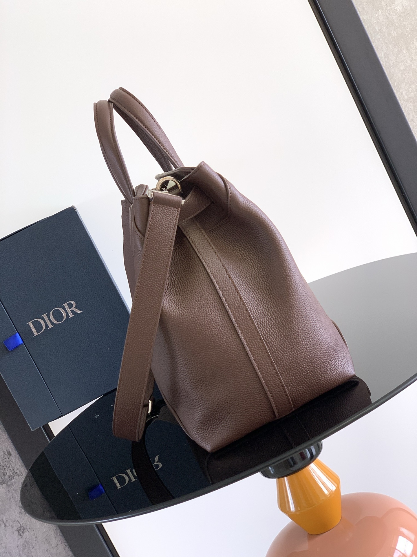 这款 Dior Normandie 手袋将实用设计与 Dior 的高订精神融为一体。采用棕色 Dior