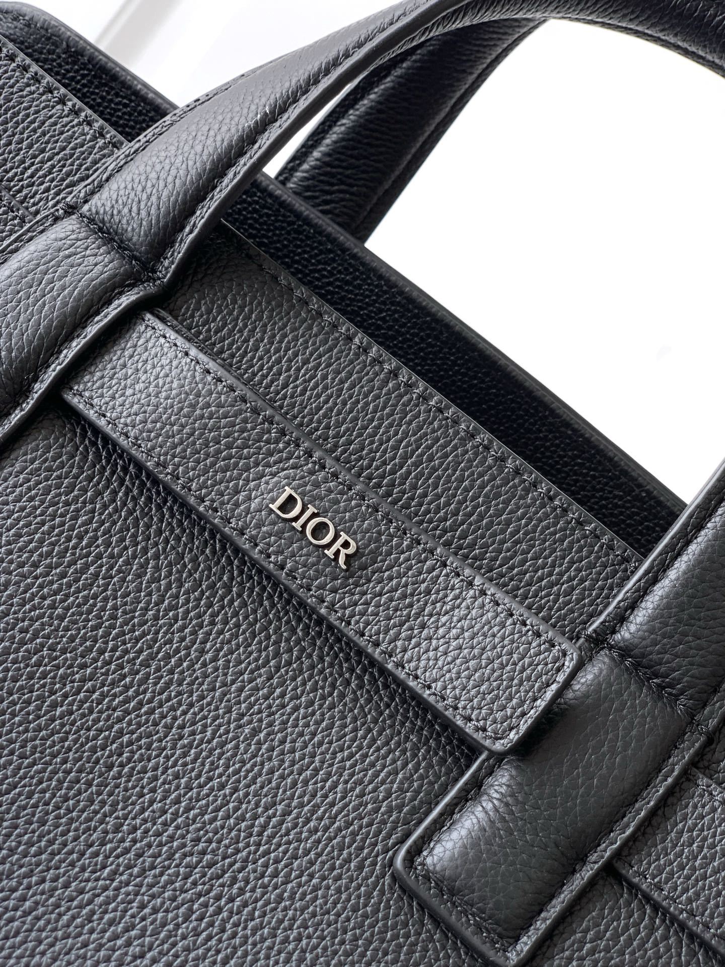 这款 Dior Normandie 手袋将实用设计与 Dior 的高订精神融为一体。采用黑色 Dior