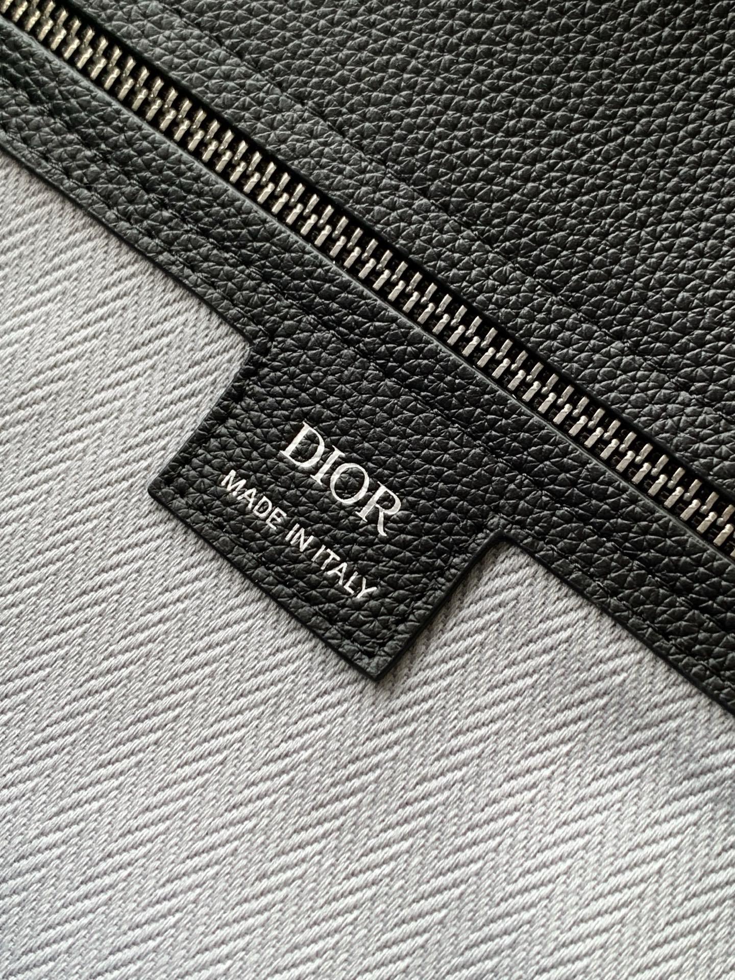 这款 Dior Normandie 手袋将实用设计与 Dior 的高订精神融为一体。采用黑色 Dior