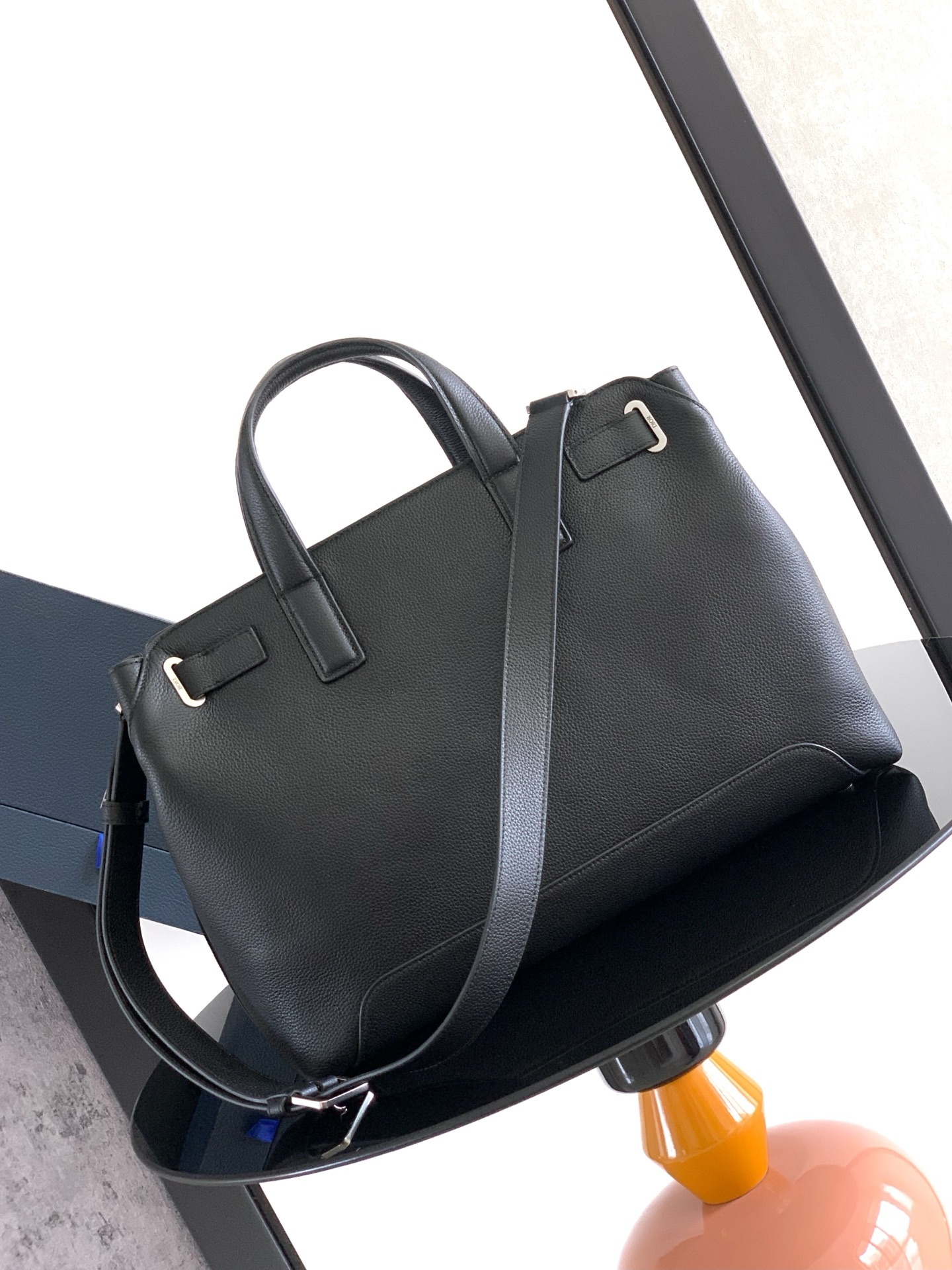 这款 Dior Normandie 手袋将实用设计与 Dior 的高订精神融为一体。采用黑色 Dior