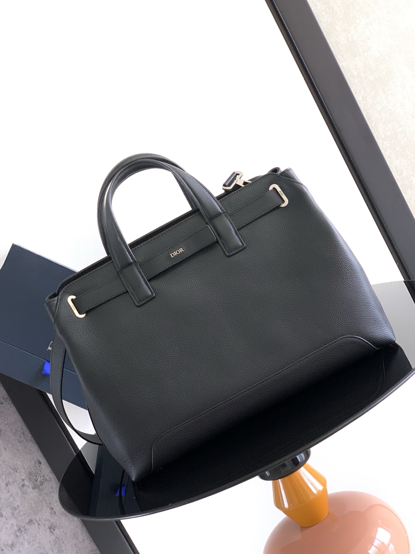 这款 Dior Normandie 手袋将实用设计与 Dior 的高订精神融为一体。采用黑色 Dior