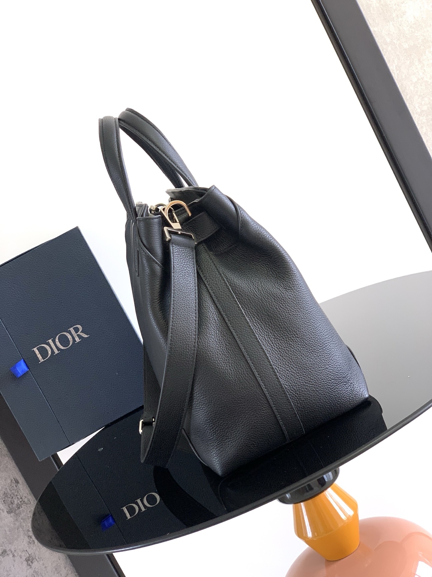 这款 Dior Normandie 手袋将实用设计与 Dior 的高订精神融为一体。采用黑色 Dior