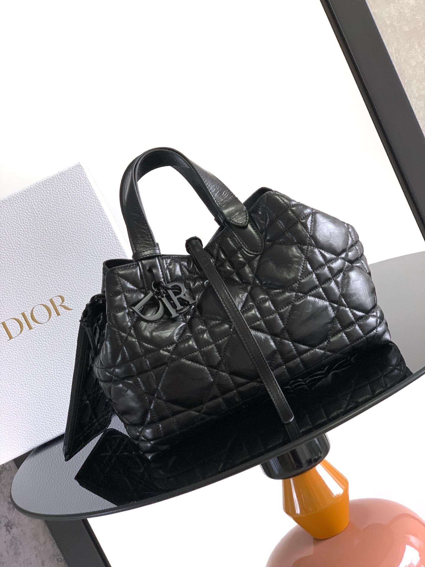 (Tamaño mediano) Este bolso Dior Toujours hizo un maravilloso debut en el desfile de la serie prêt-à-porter de primaver…