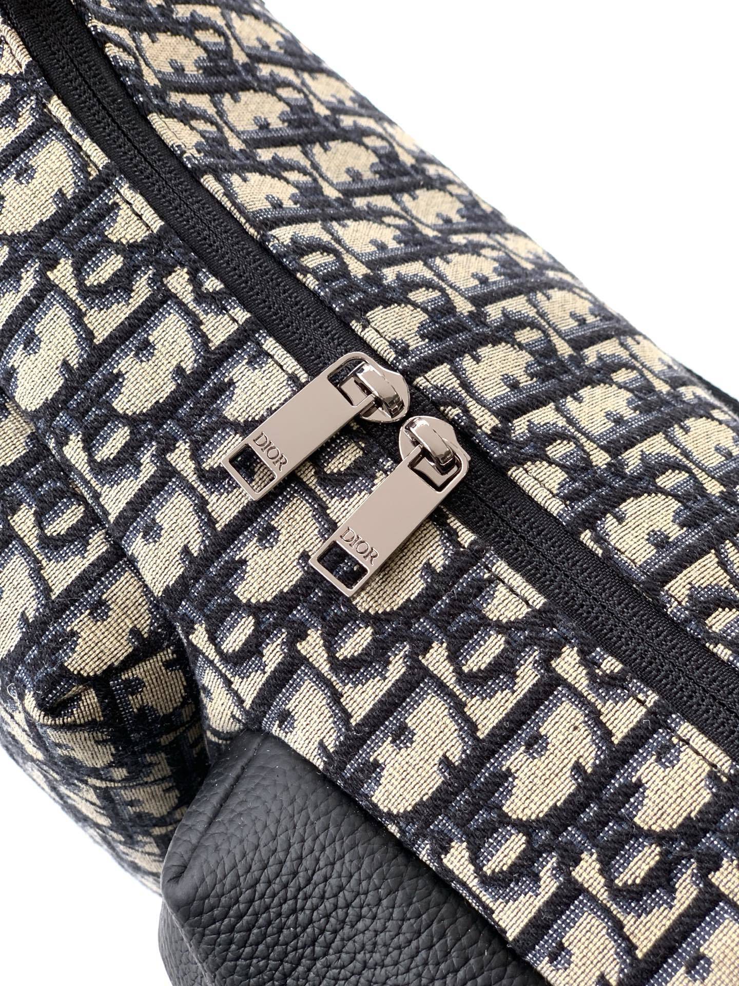 这款 Rider Soft 水饺包是二零二五秋季男装系列新品,兼具实用功能与时尚设计。采用米色和黑色 O