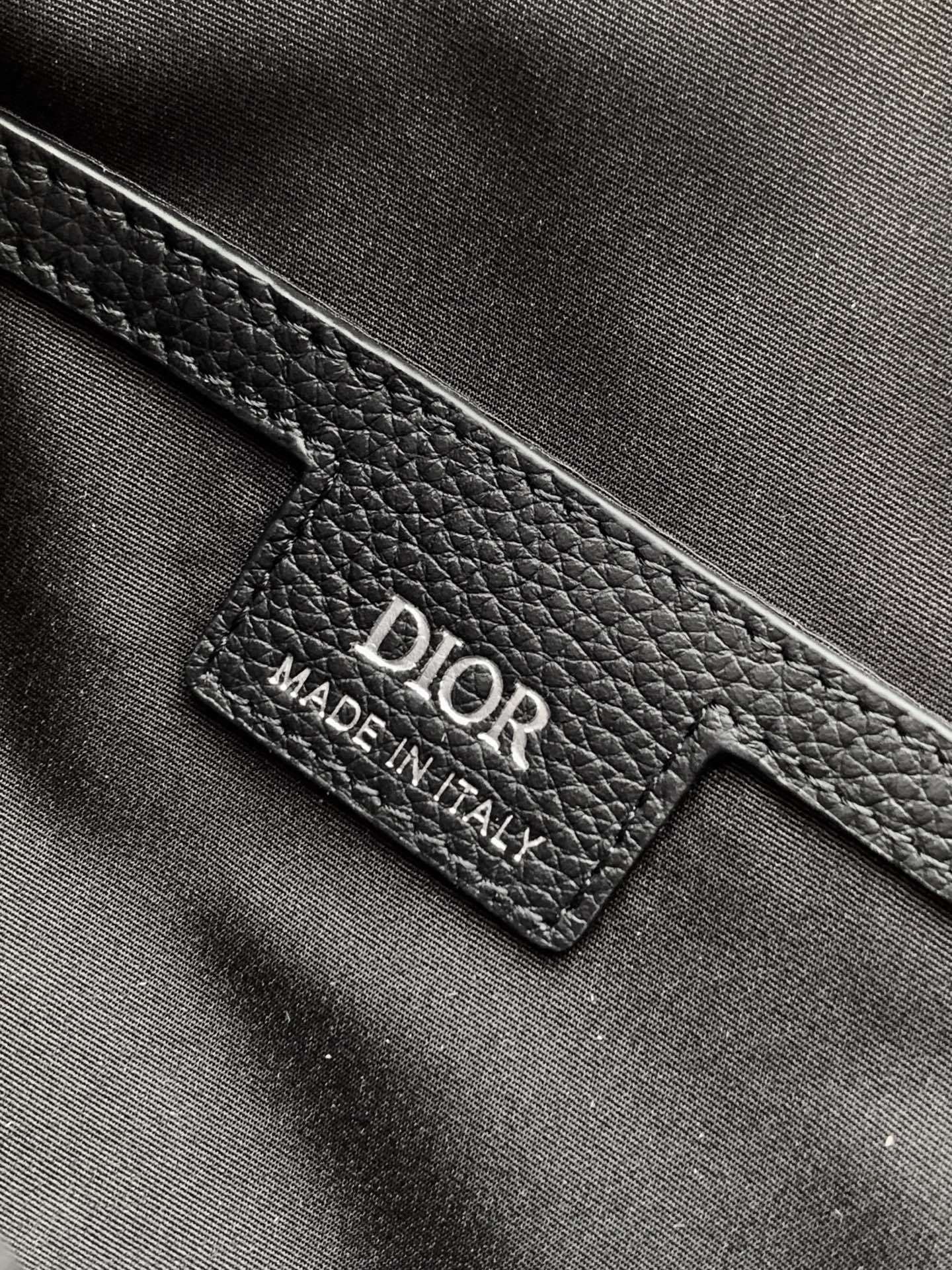 这款 Rider Soft 水饺包是二零二五秋季男装系列新品,兼具实用功能与时尚设计。采用米色和黑色 O