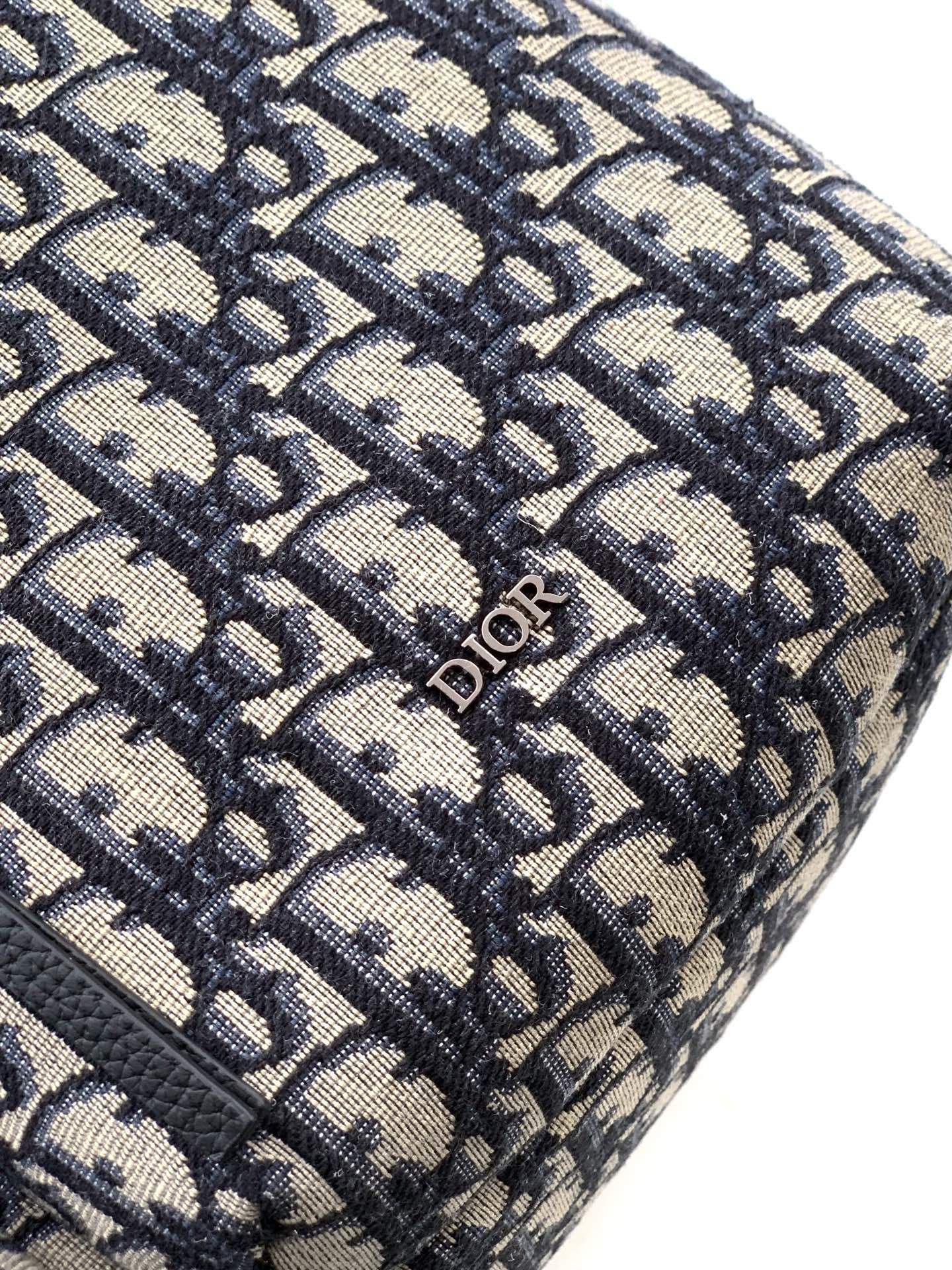 这款 Rider Soft 水饺包是二零二五秋季男装系列新品,兼具实用功能与时尚设计。采用米色和黑色 O