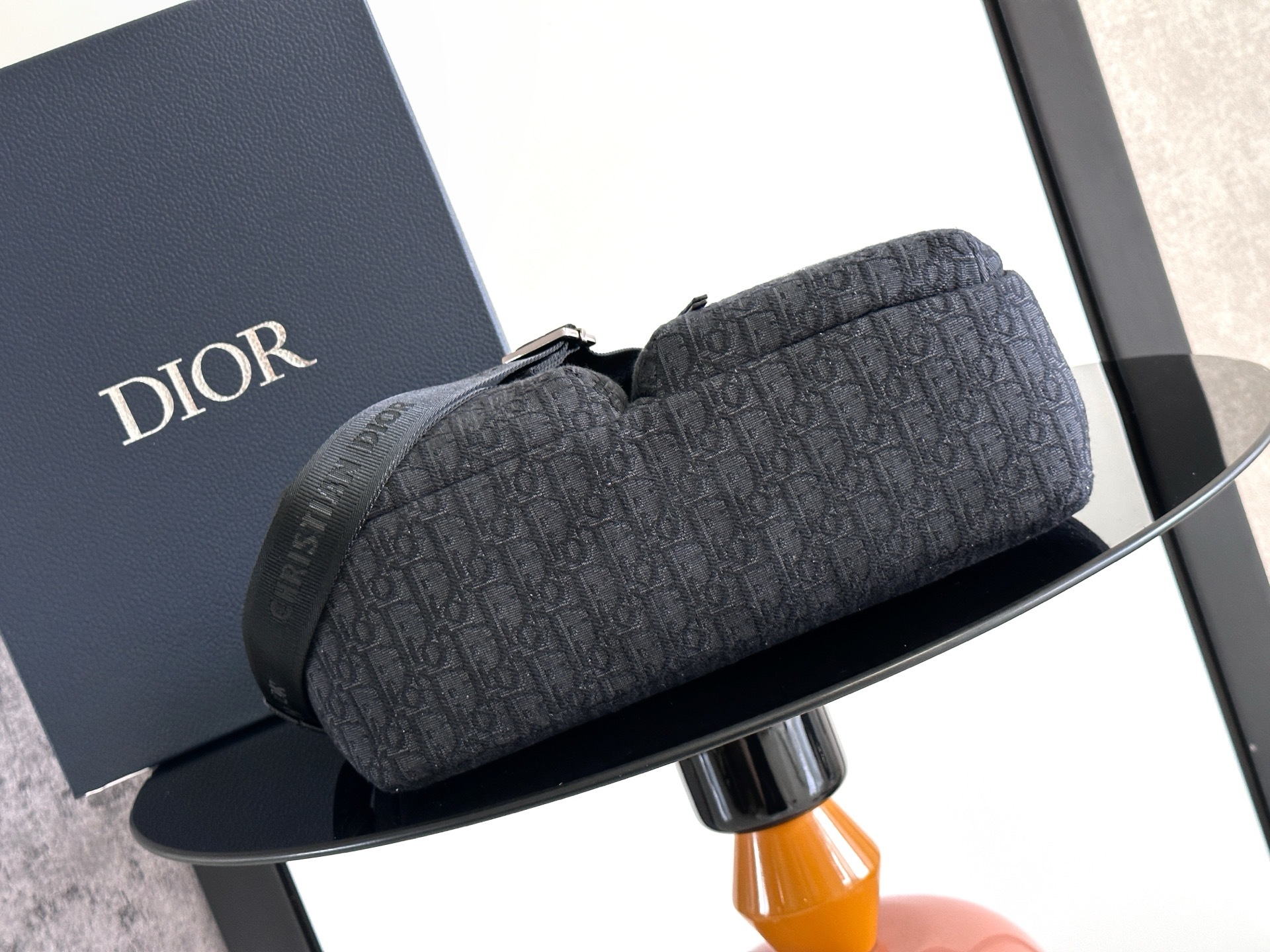 这款 Rider Soft 水饺包是二零二五秋季男装系列新品,兼具实用功能与时尚设计。采用黑色 Obli