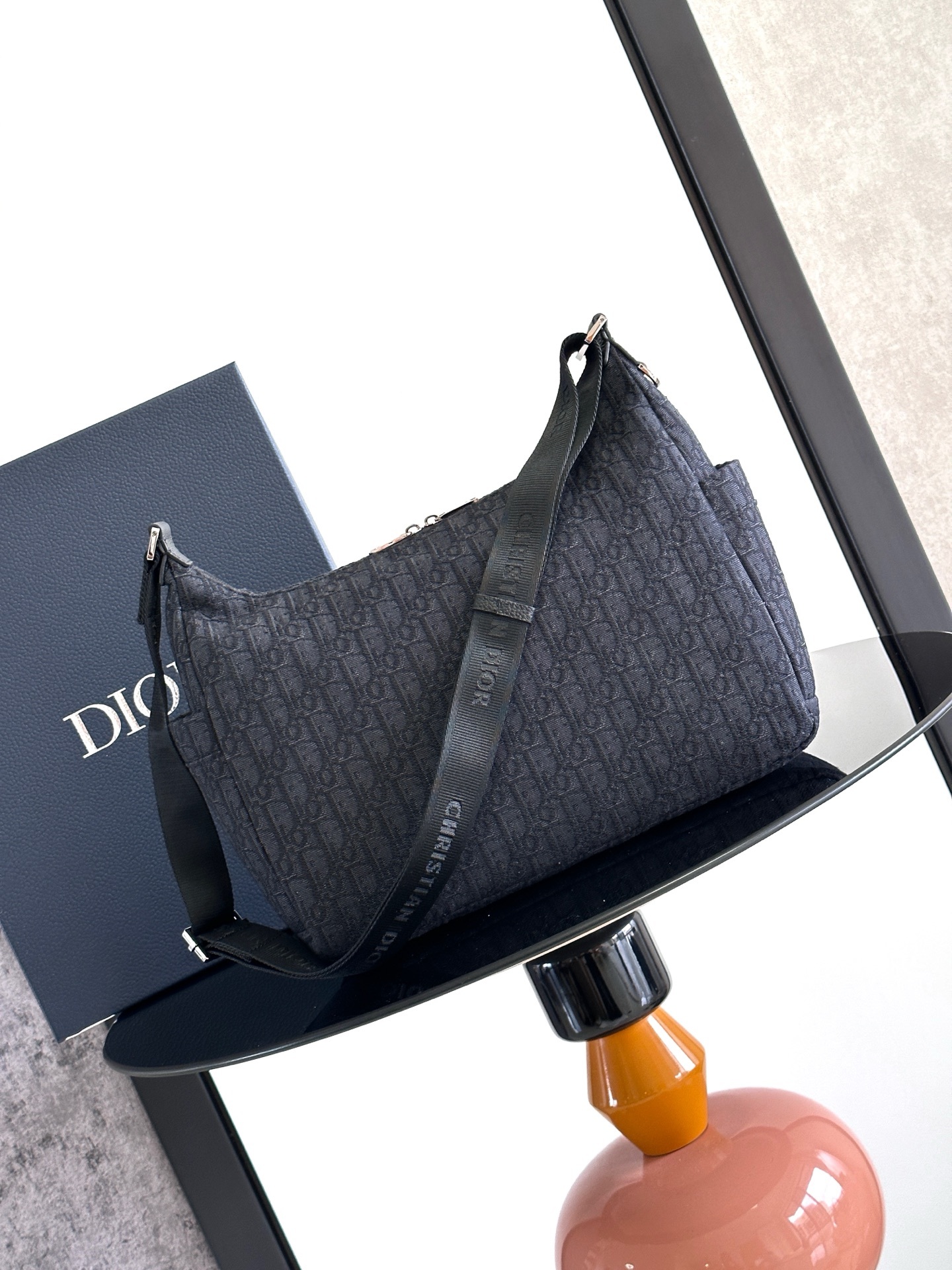 这款 Rider Soft 水饺包是二零二五秋季男装系列新品,兼具实用功能与时尚设计。采用黑色 Obli