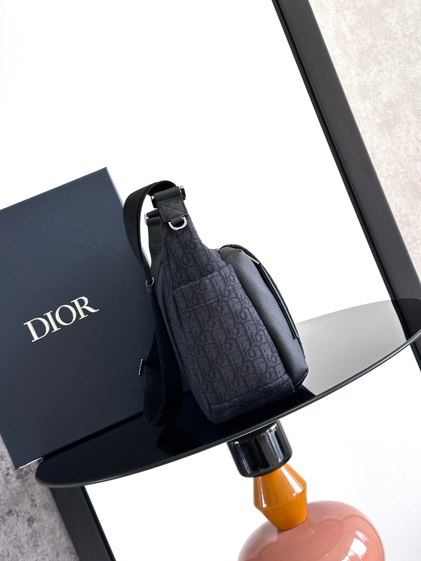 这款 Rider Soft 水饺包是二零二五秋季男装系列新品,兼具实用功能与时尚设计。采用黑色 Obli