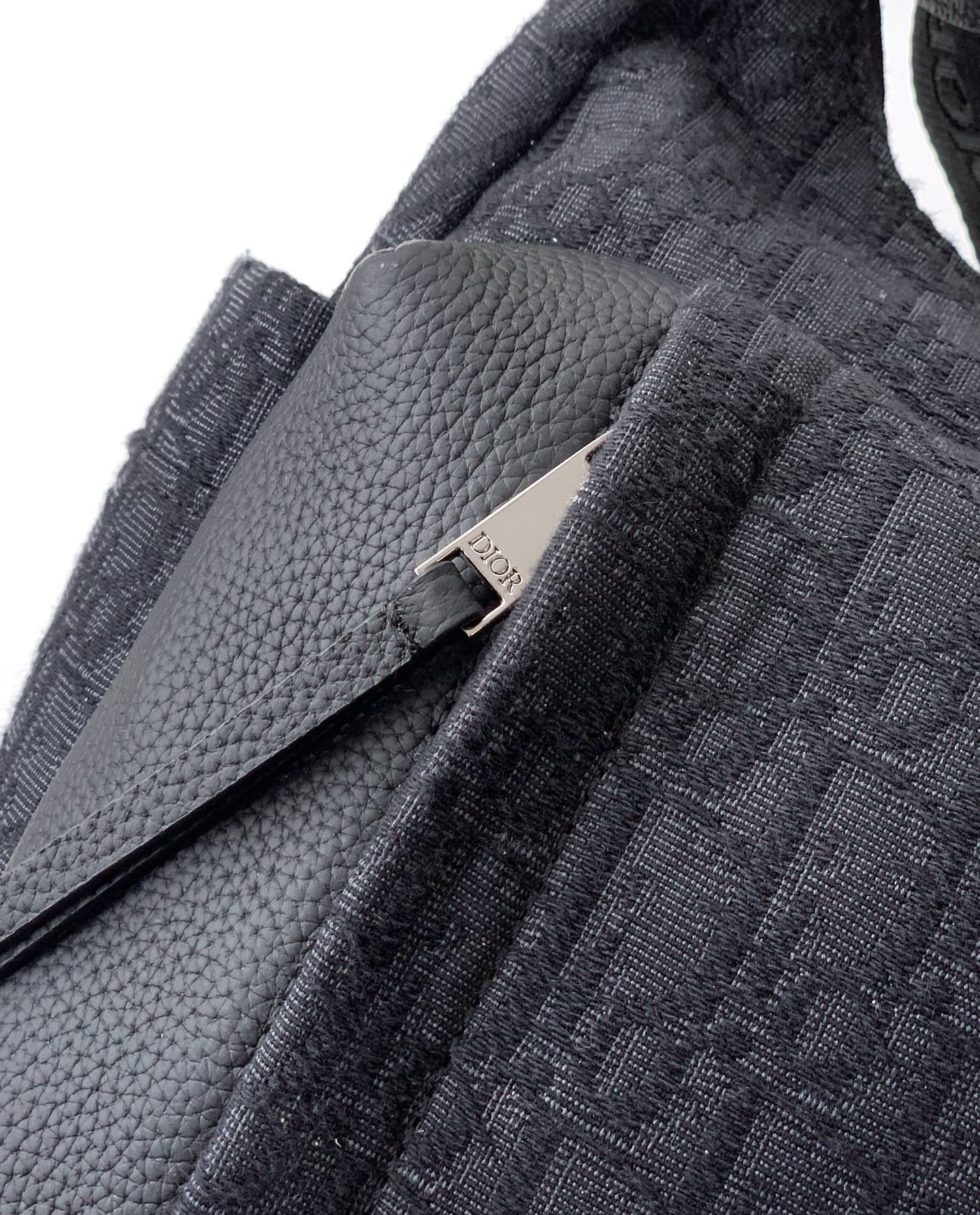 这款 Rider Soft 水饺包是二零二五秋季男装系列新品,兼具实用功能与时尚设计。采用黑色 Obli