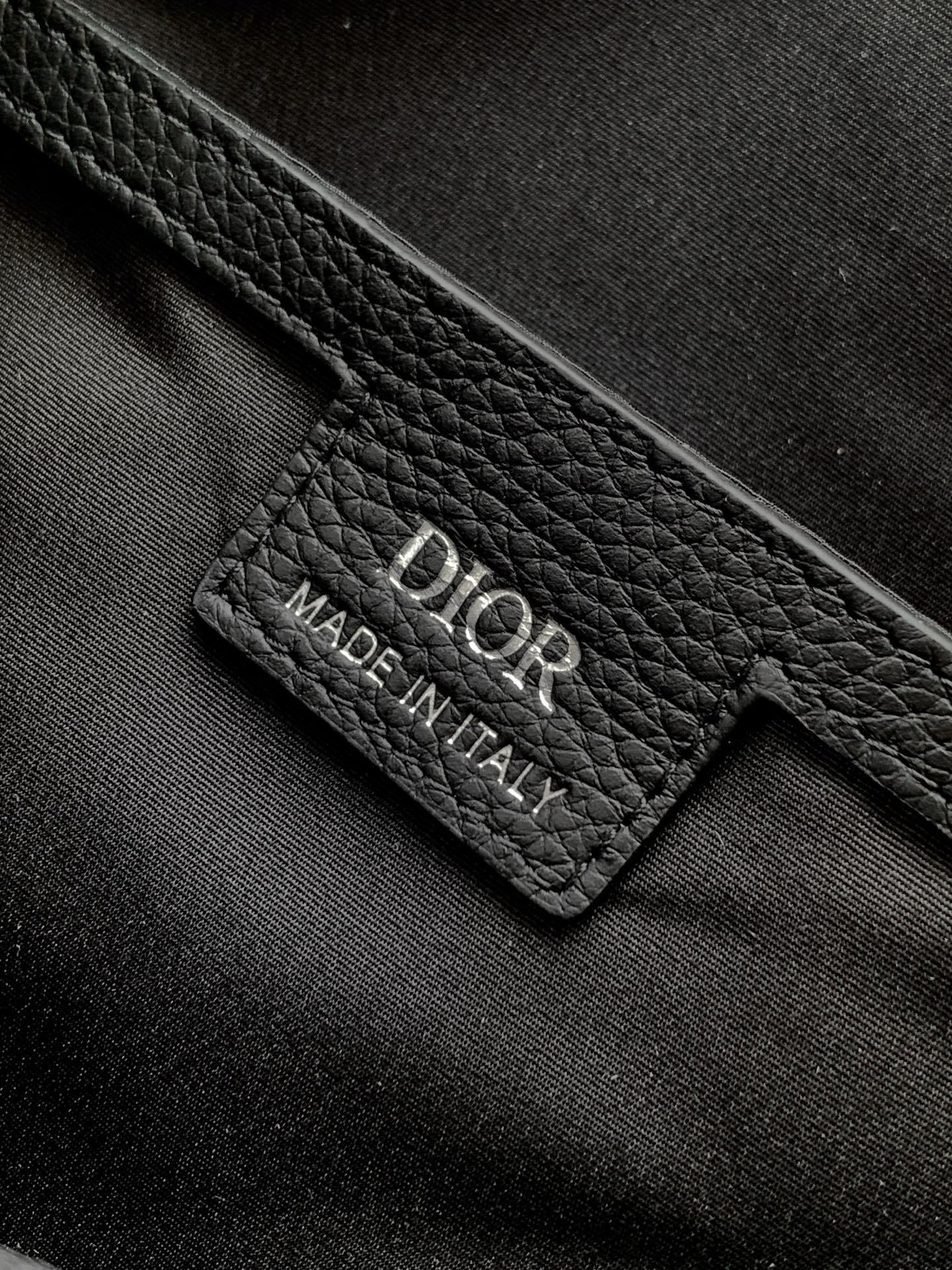 这款 Rider Soft 水饺包是二零二五秋季男装系列新品,兼具实用功能与时尚设计。采用黑色 Obli