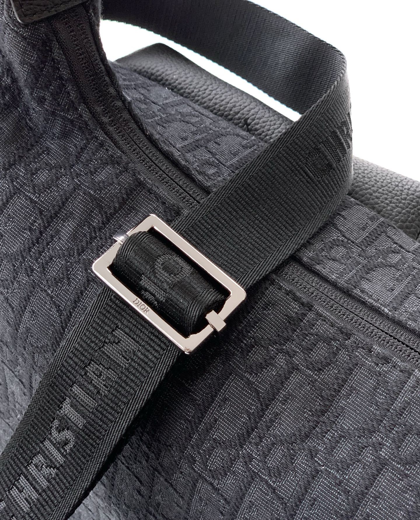 这款 Rider Soft 水饺包是二零二五秋季男装系列新品,兼具实用功能与时尚设计。采用黑色 Obli