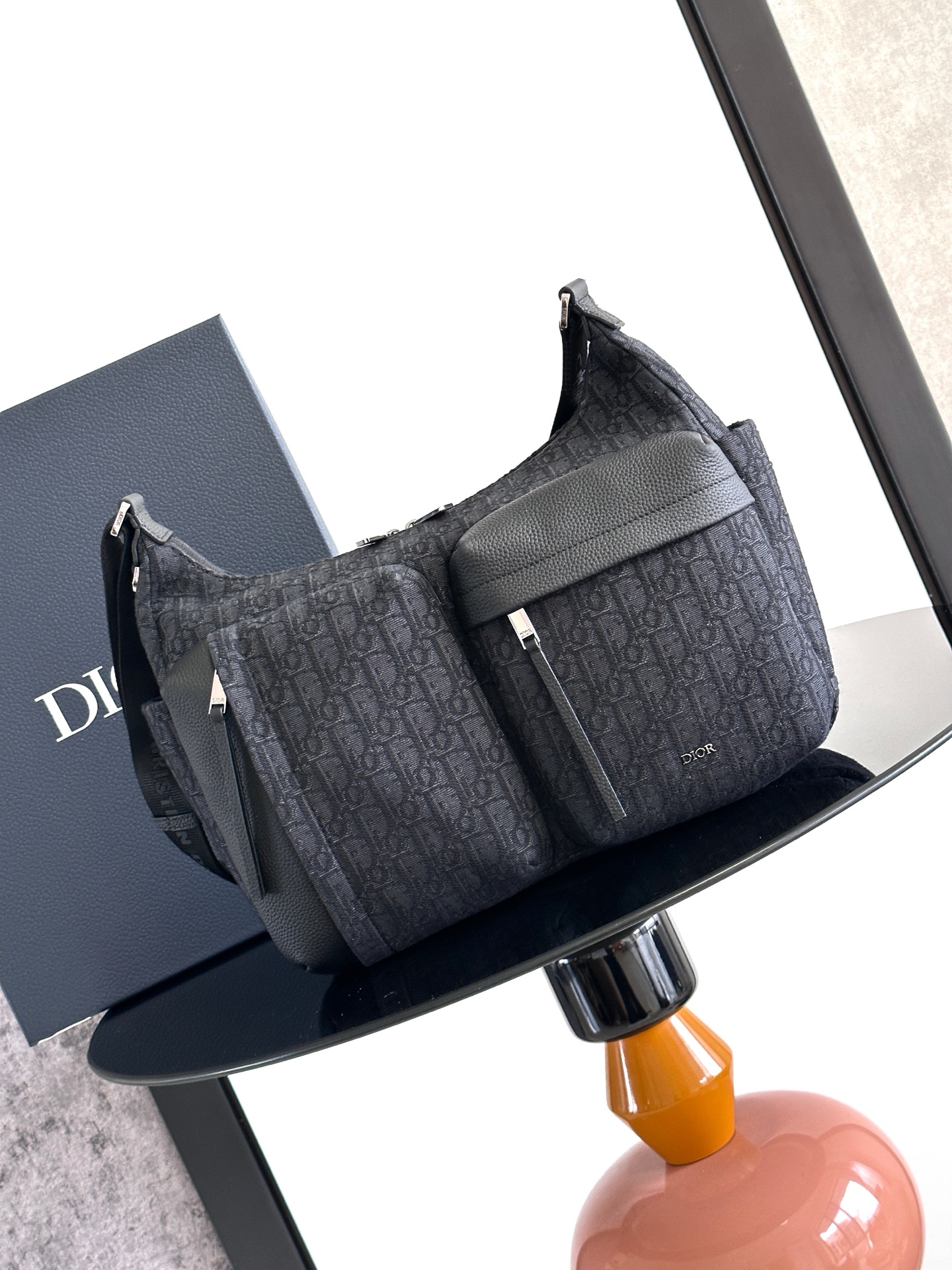 这款 Rider Soft 水饺包是二零二五秋季男装系列新品，兼具实用功能与时尚设计。采用黑色 Obli