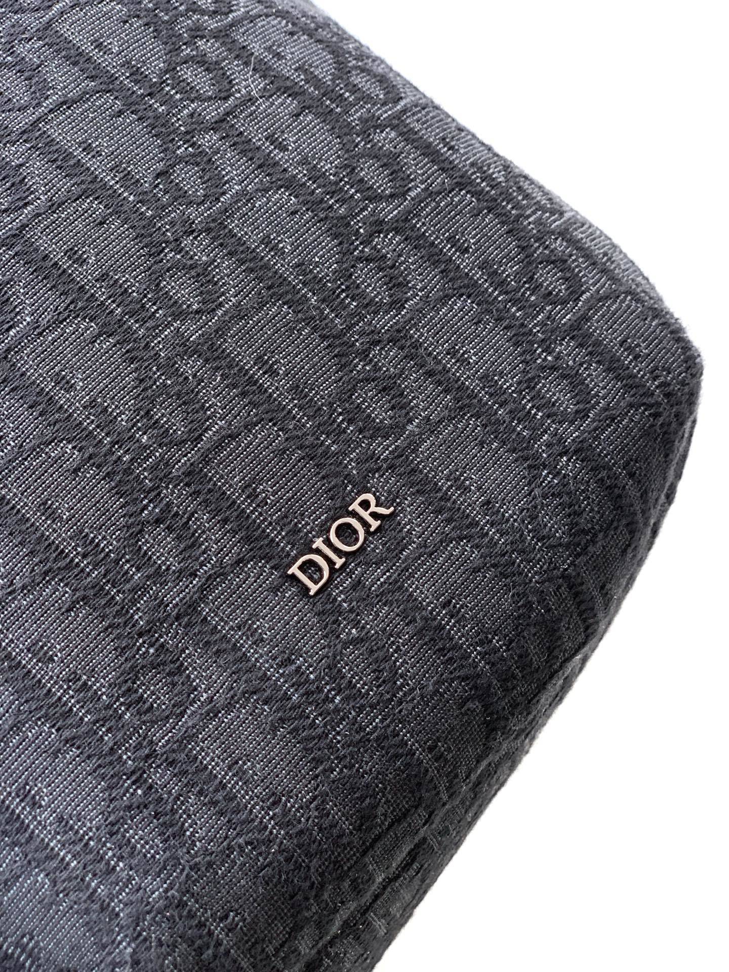 这款 Rider Soft 水饺包是二零二五秋季男装系列新品,兼具实用功能与时尚设计。采用黑色 Obli