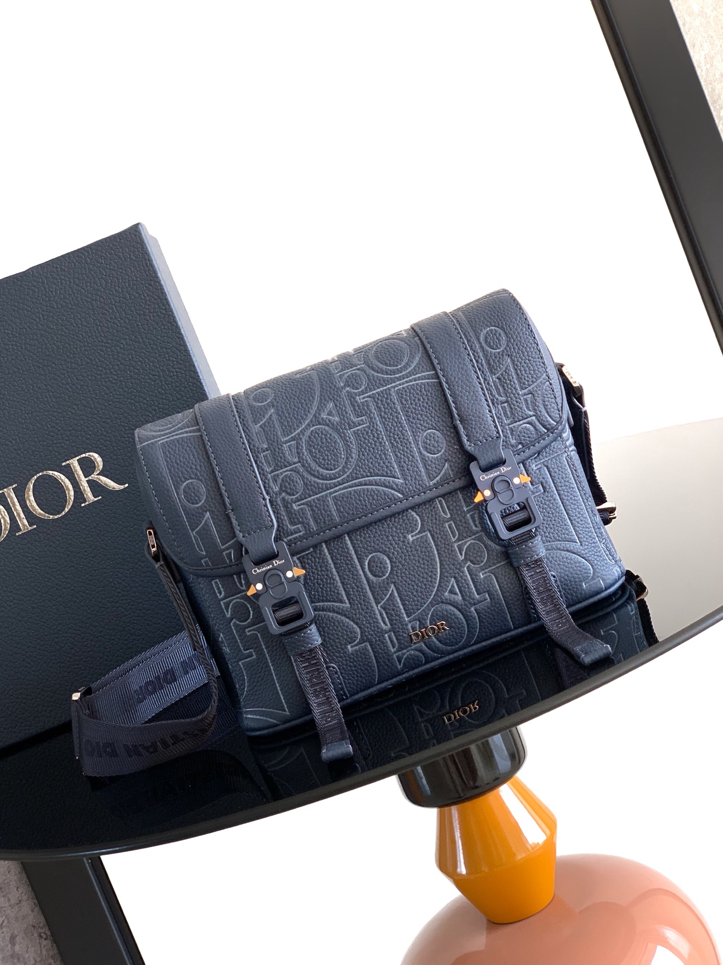 Este bolso bandolera con solapa resalta el espíritu de alta costura de Dior con un diseño moderno y elegante, que enriq…