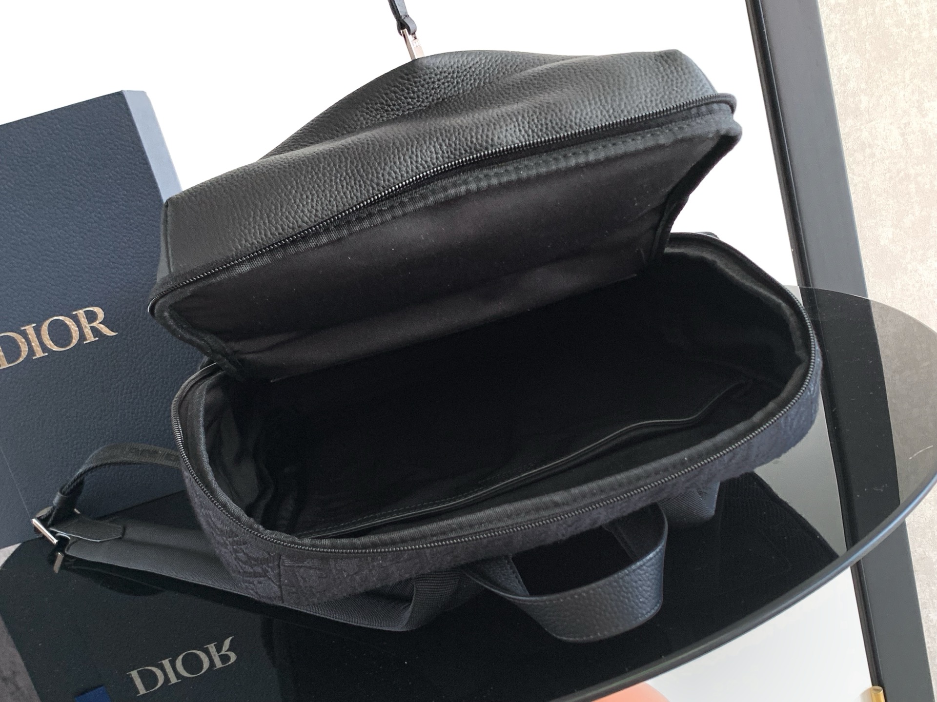 Dior 开模 市场 这款 Rider Soft 拉链双肩是二零二五秋季系列新品 兼具 设计与实用功能