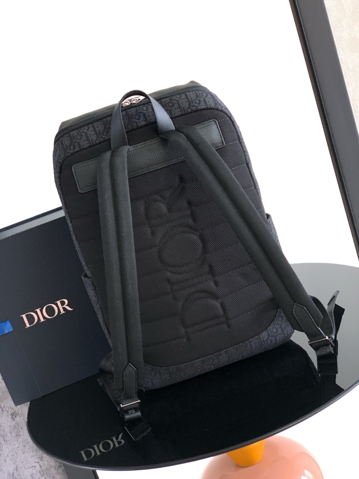 Dior 开模 市场 这款 Rider Soft 拉链双肩是二零二五秋季系列新品 兼具 设计与实用功能