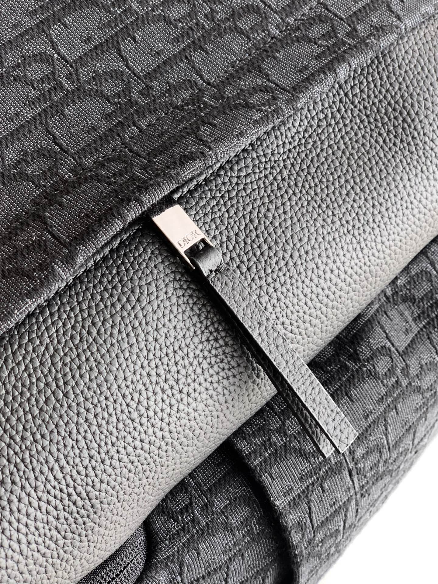 Dior 开模 市场 这款 Rider Soft 拉链双肩是二零二五秋季系列新品 兼具 设计与实用功能