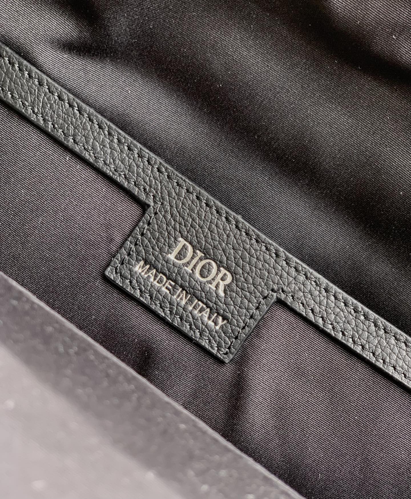 Dior 开模 市场 这款 Rider Soft 拉链双肩是二零二五秋季系列新品 兼具 设计与实用功能