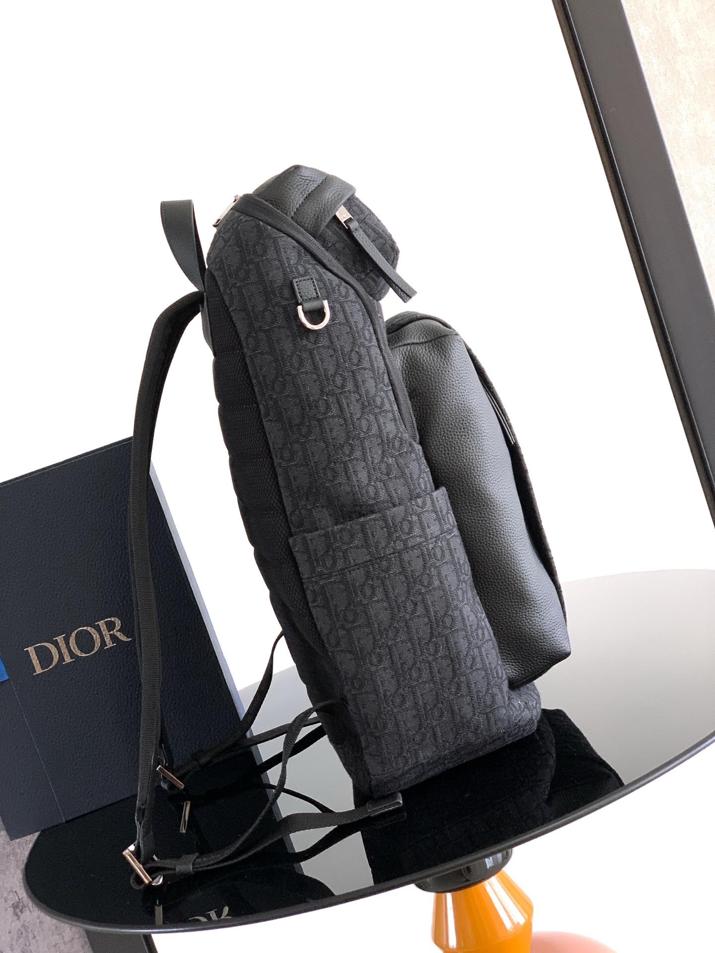 Dior 开模 市场 这款 Rider Soft 拉链双肩是二零二五秋季系列新品 兼具 设计与实用功能