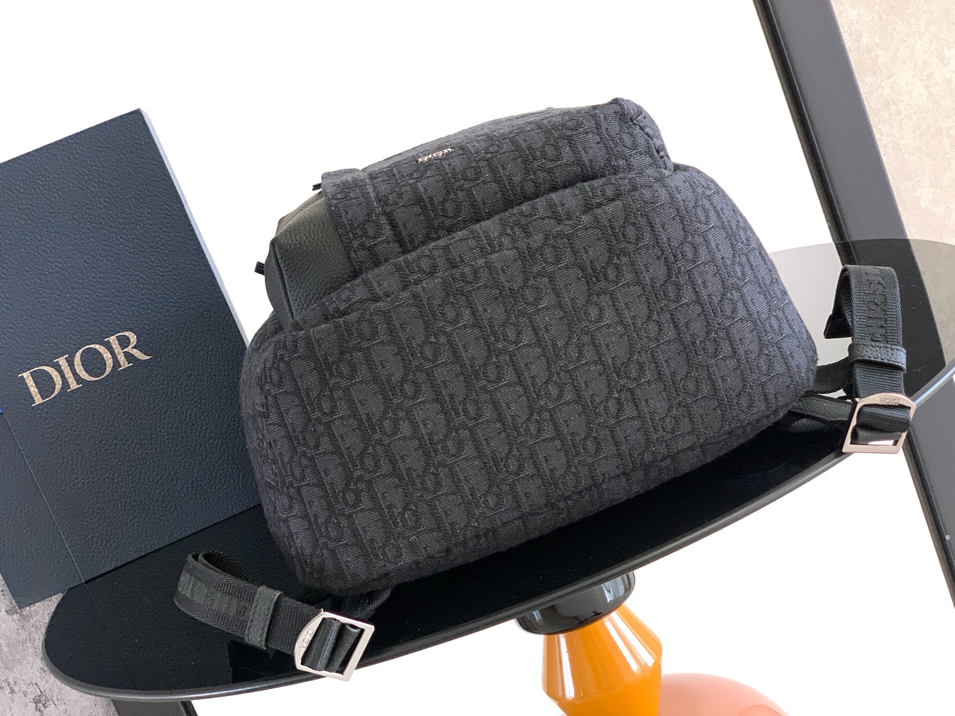Dior 开模 市场 这款 Rider Soft 拉链双肩是二零二五秋季系列新品 兼具 设计与实用功能