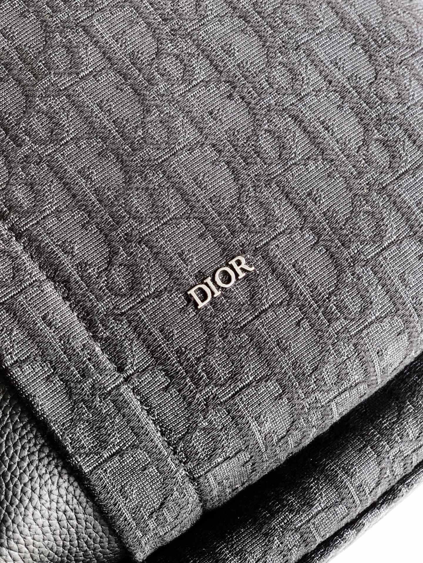Dior 开模 市场 这款 Rider Soft 拉链双肩是二零二五秋季系列新品 兼具 设计与实用功能