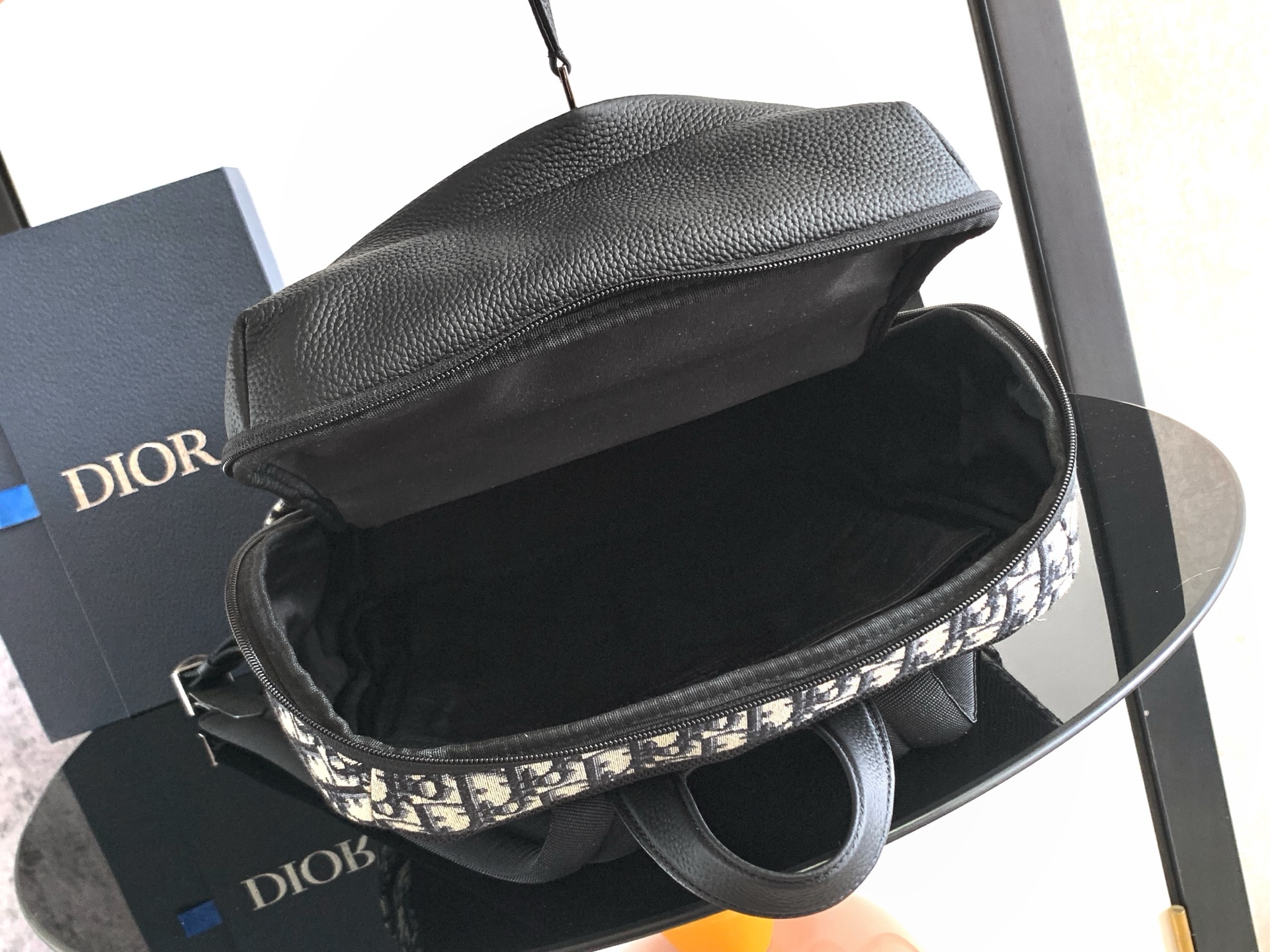 Dior 开模 市场 这款 Rider Soft 拉链双肩是二零二五秋季系列新品 兼具 设计与实用功能