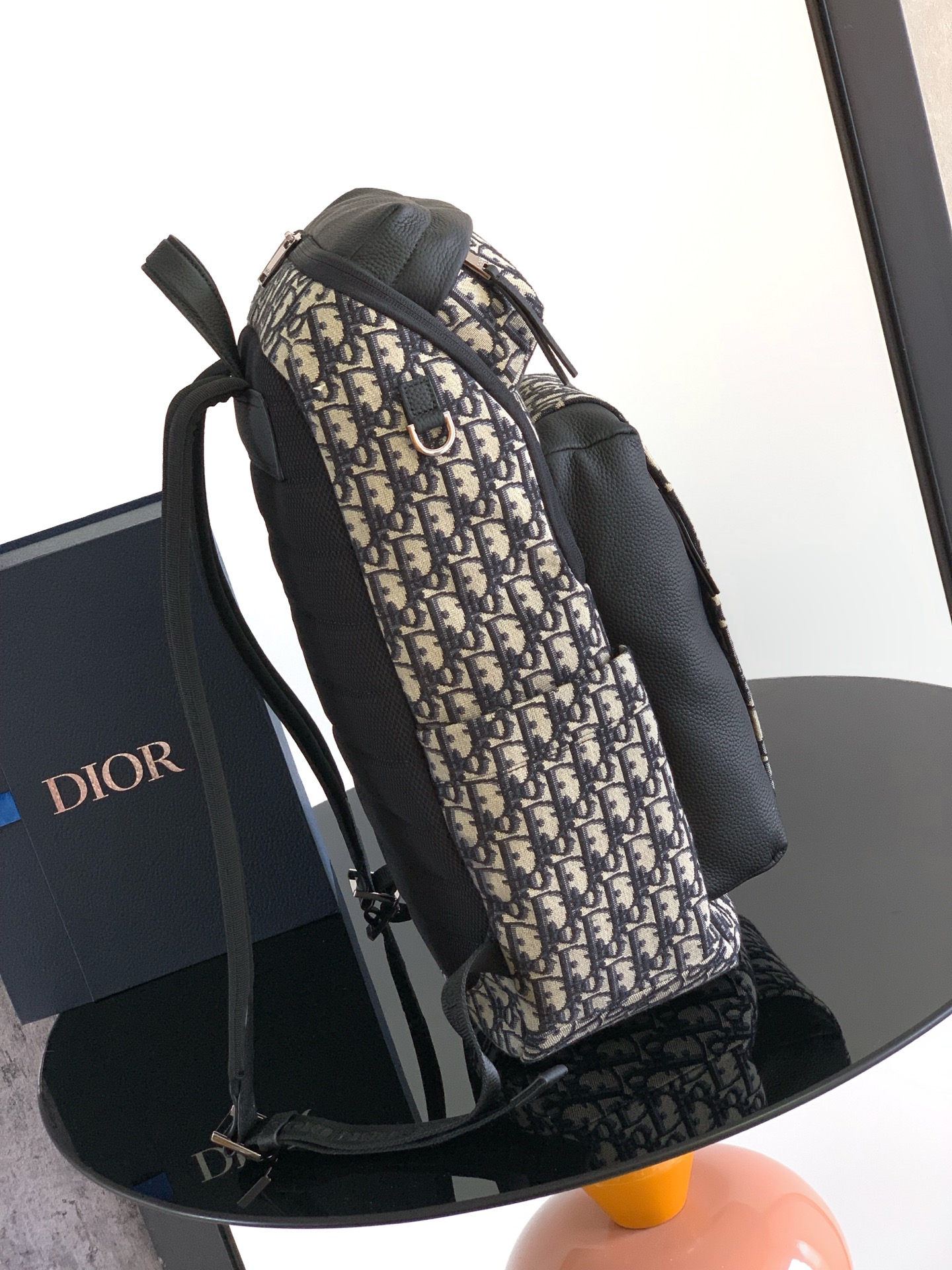 Dior 开模 市场 这款 Rider Soft 拉链双肩是二零二五秋季系列新品 兼具 设计与实用功能