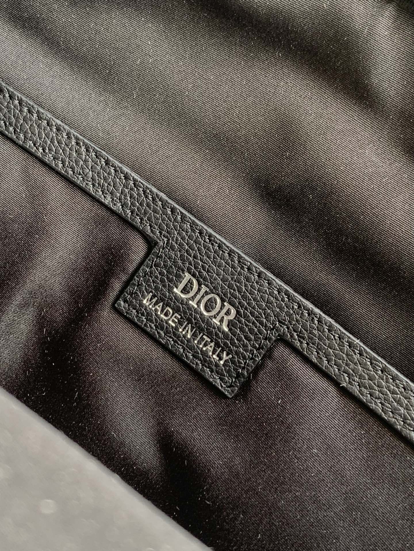 Dior 开模 市场 这款 Rider Soft 拉链双肩是二零二五秋季系列新品 兼具 设计与实用功能