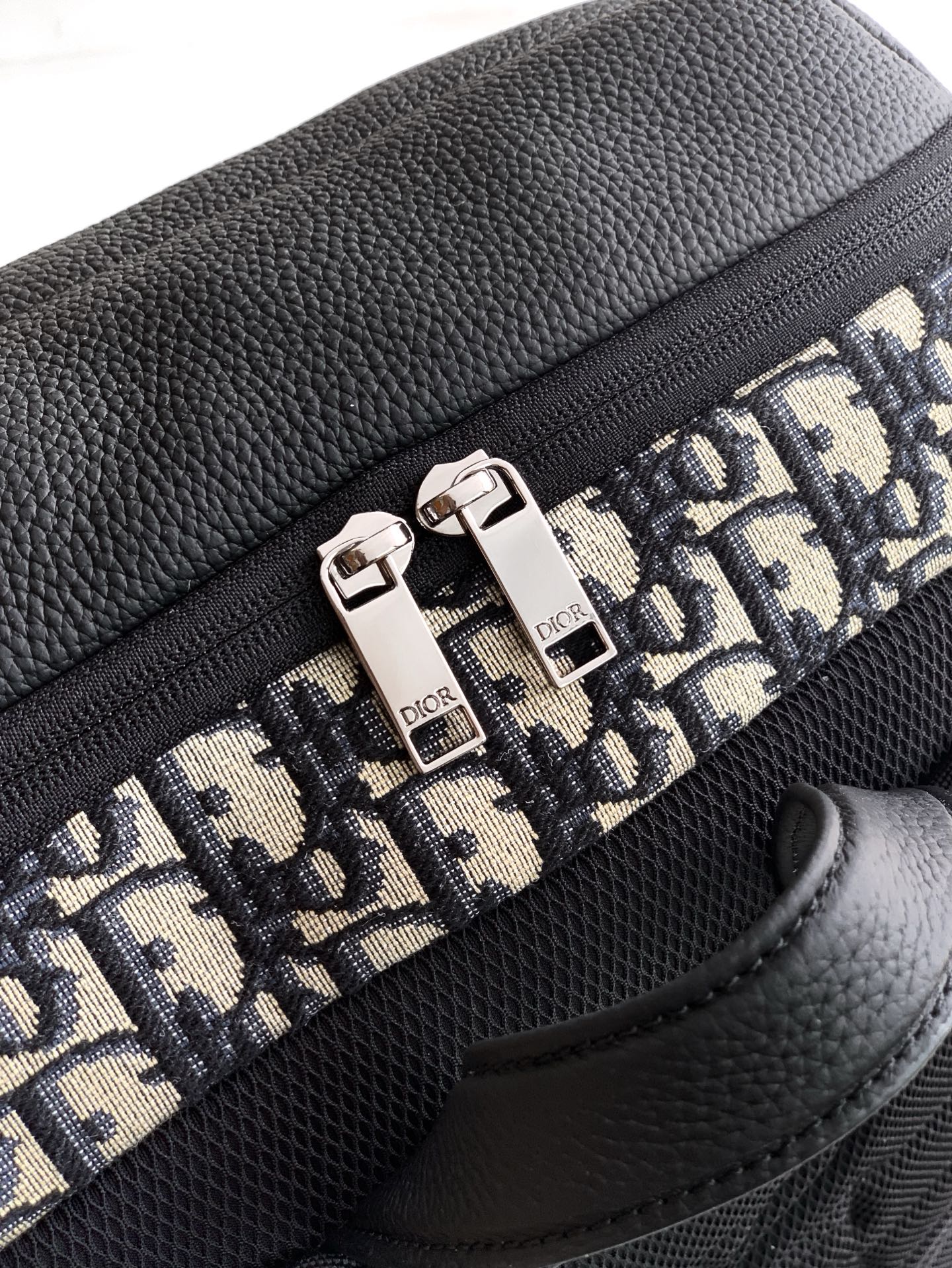 Dior 开模 市场 这款 Rider Soft 拉链双肩是二零二五秋季系列新品 兼具 设计与实用功能