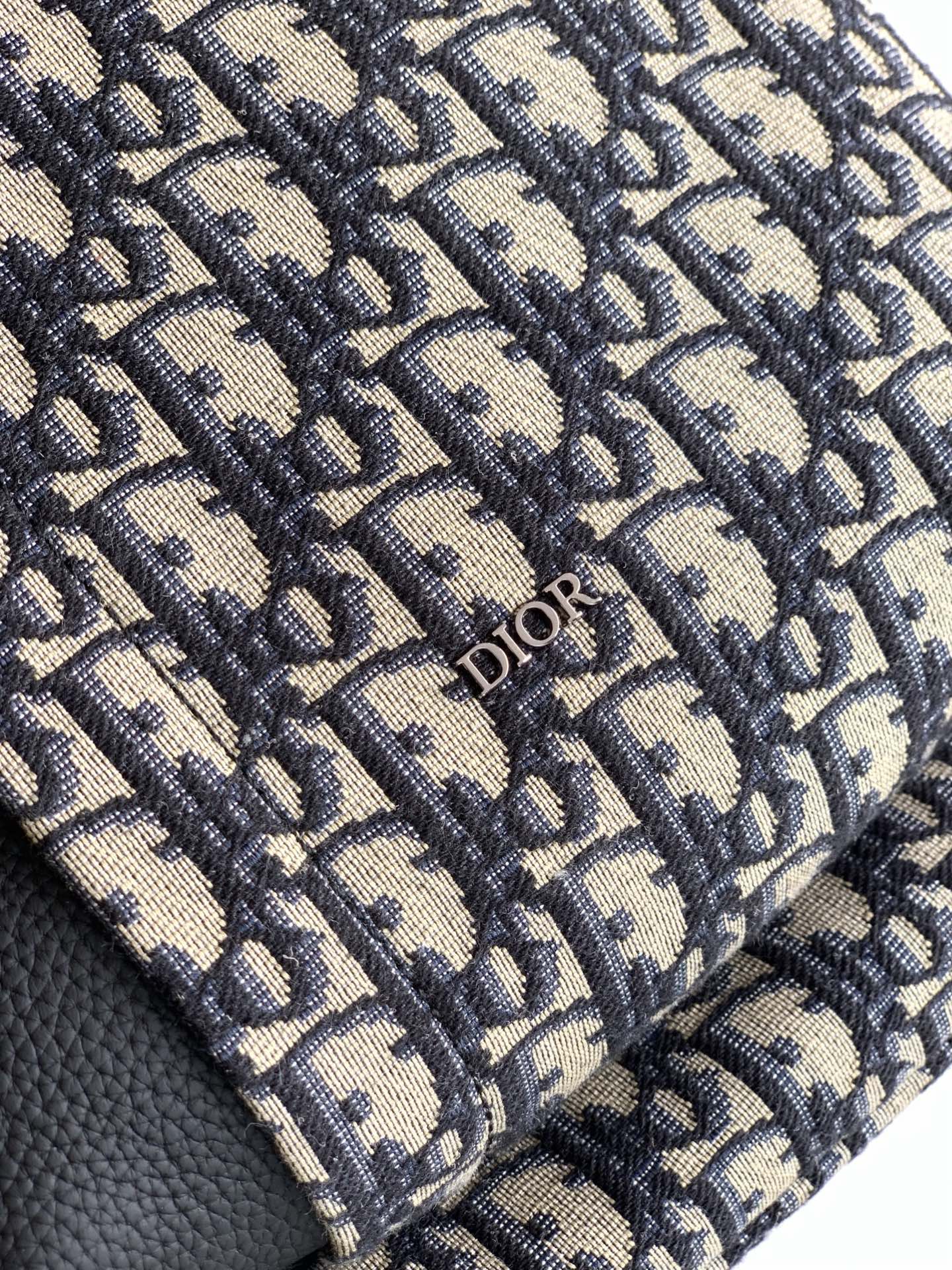 Dior 开模 市场 这款 Rider Soft 拉链双肩是二零二五秋季系列新品 兼具 设计与实用功能