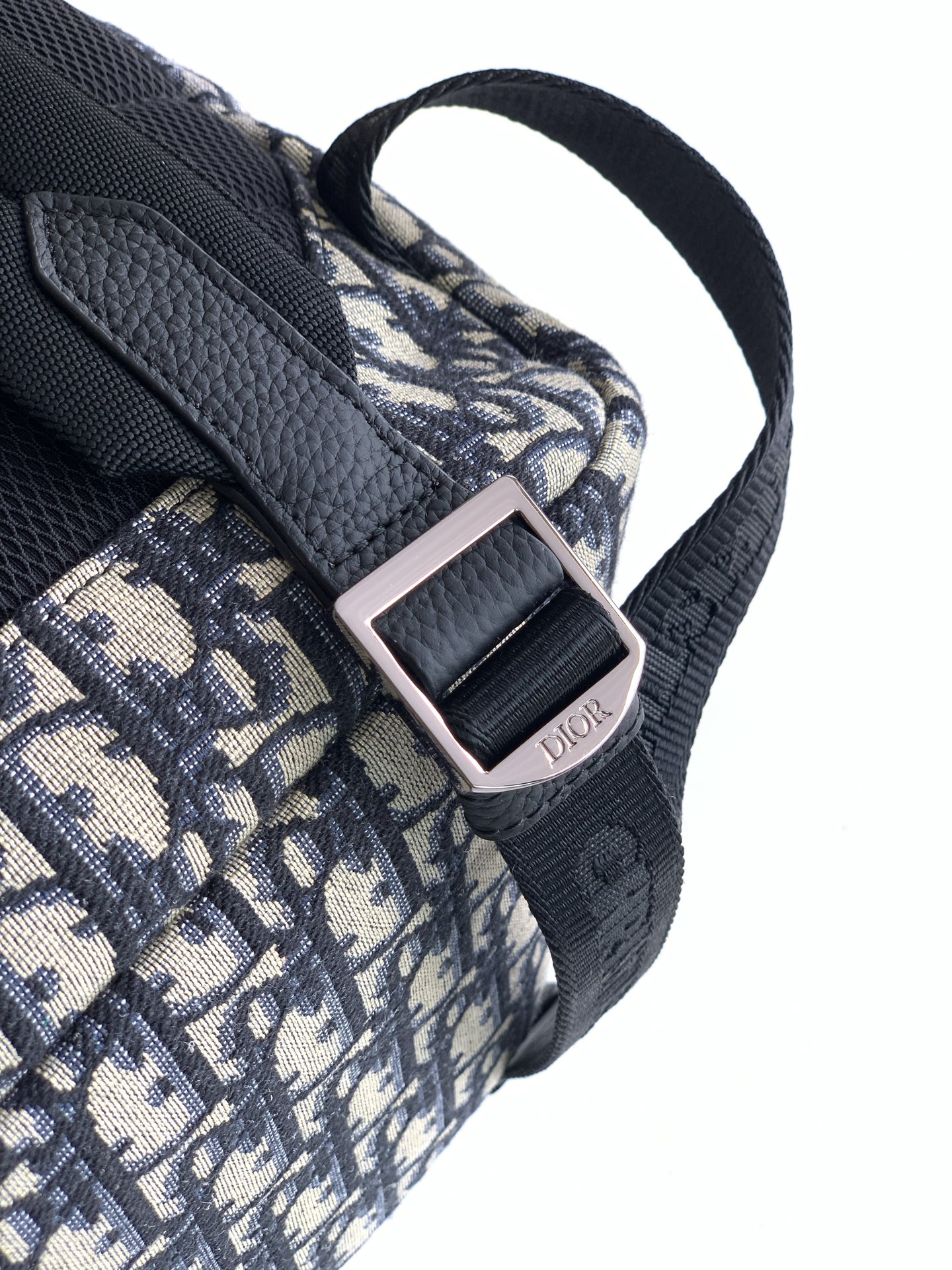 Dior 开模 市场 这款 Rider Soft 拉链双肩是二零二五秋季系列新品 兼具 设计与实用功能