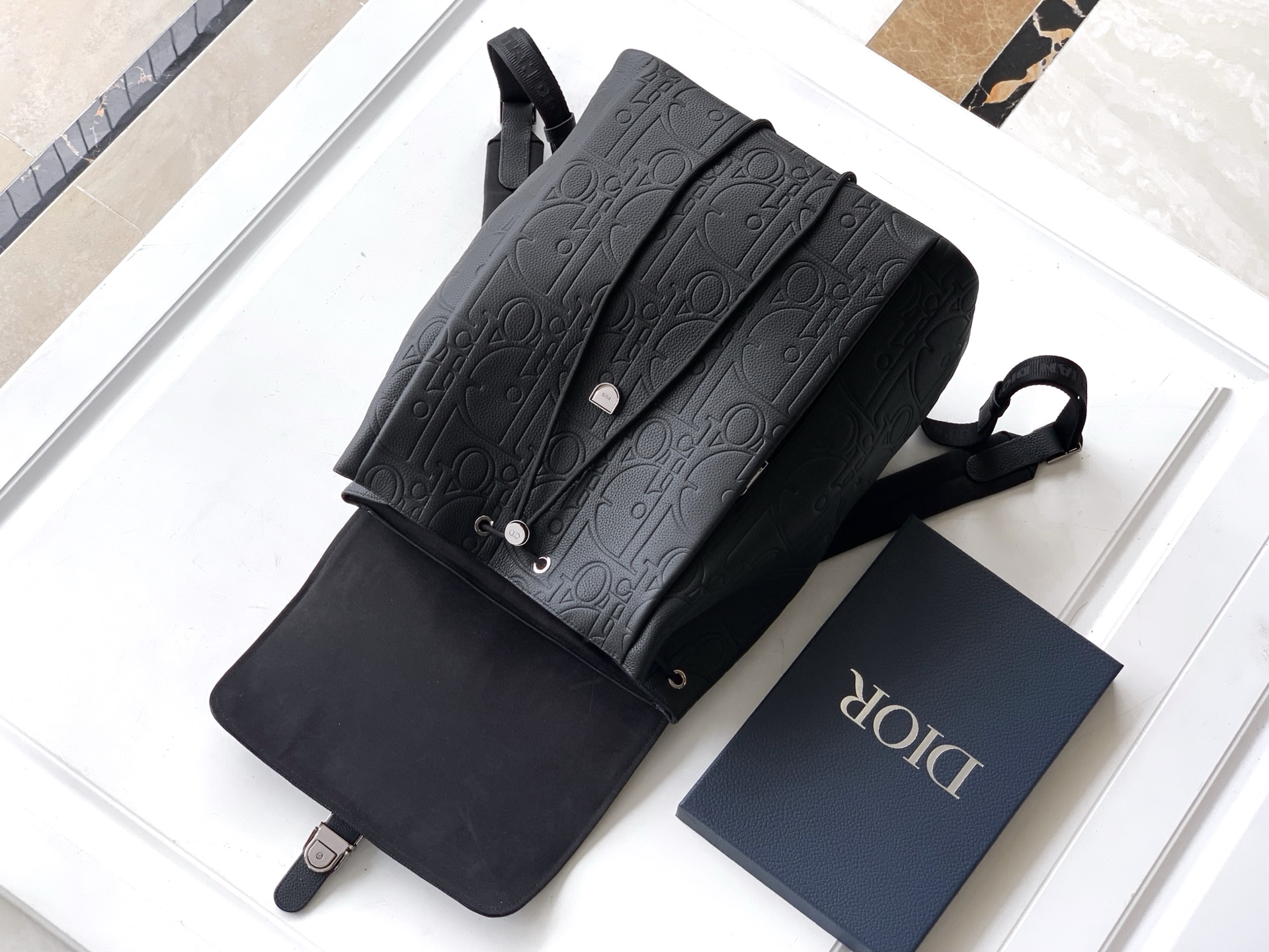Dior 这款 Dior Daily 翻盖双肩背包是二零二五秋季男装系列新品 展现优雅实用的设计