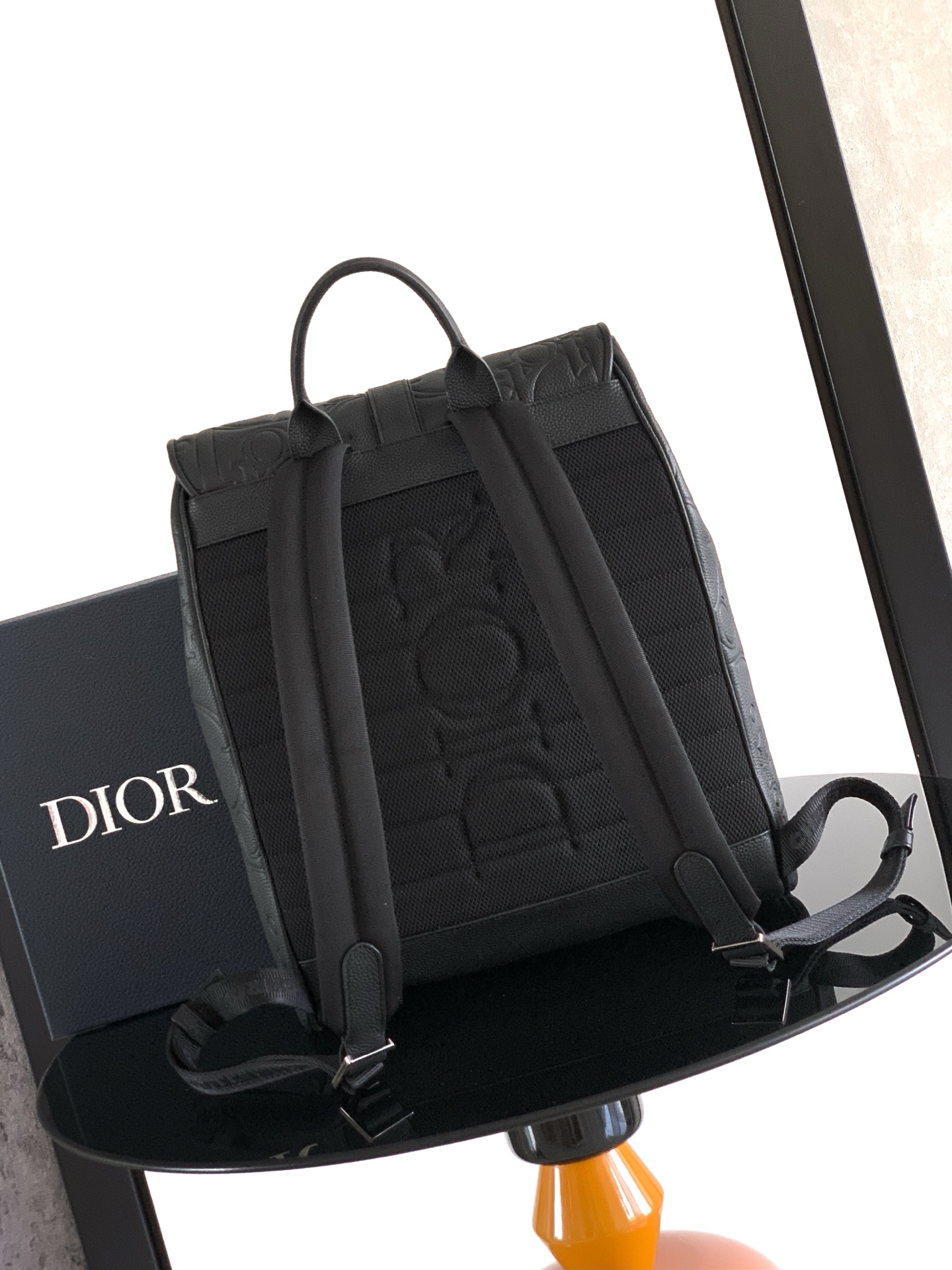 Dior 这款 Dior Daily 翻盖双肩背包是二零二五秋季男装系列新品 展现优雅实用的设计