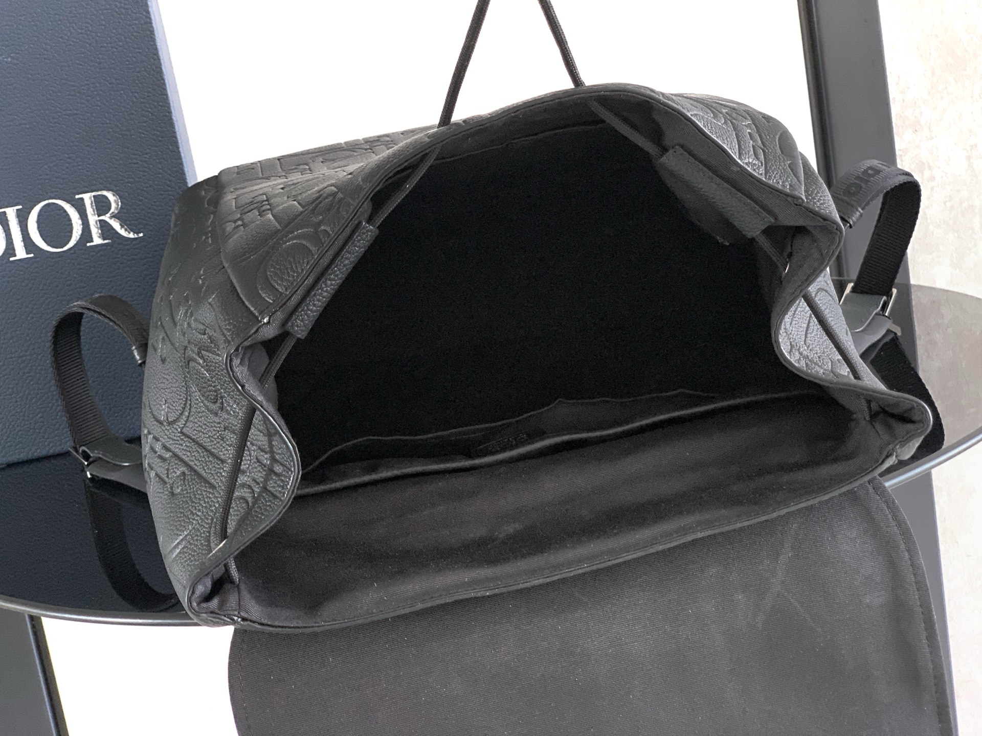 Dior 这款 Dior Daily 翻盖双肩背包是二零二五秋季男装系列新品 展现优雅实用的设计