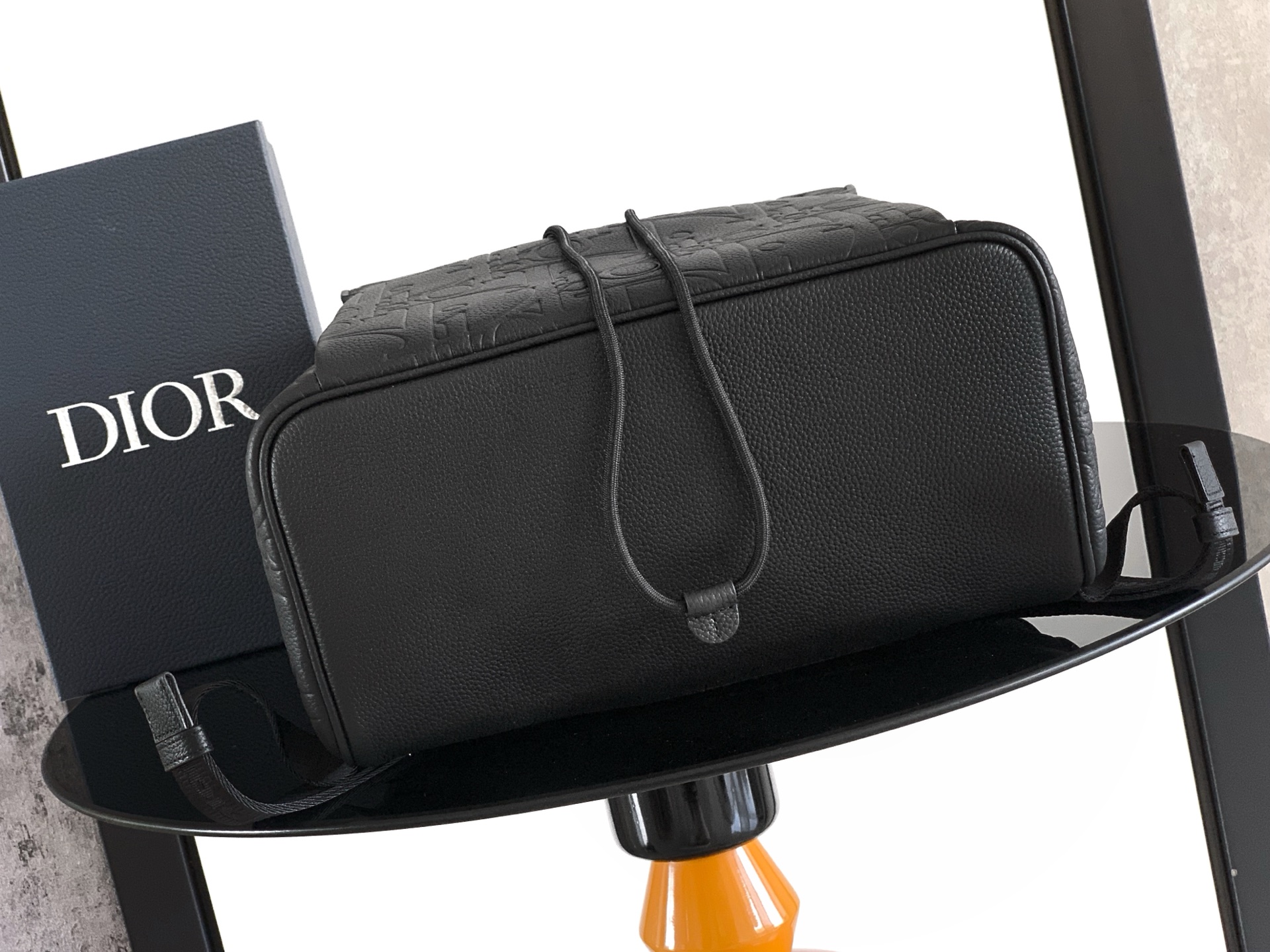 Dior 这款 Dior Daily 翻盖双肩背包是二零二五秋季男装系列新品 展现优雅实用的设计