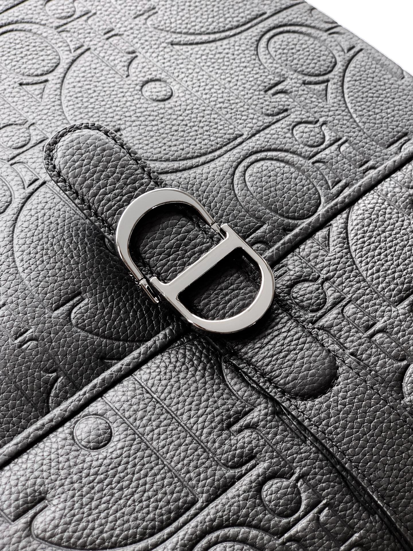 Dior 这款 Dior Daily 翻盖双肩背包是二零二五秋季男装系列新品 展现优雅实用的设计