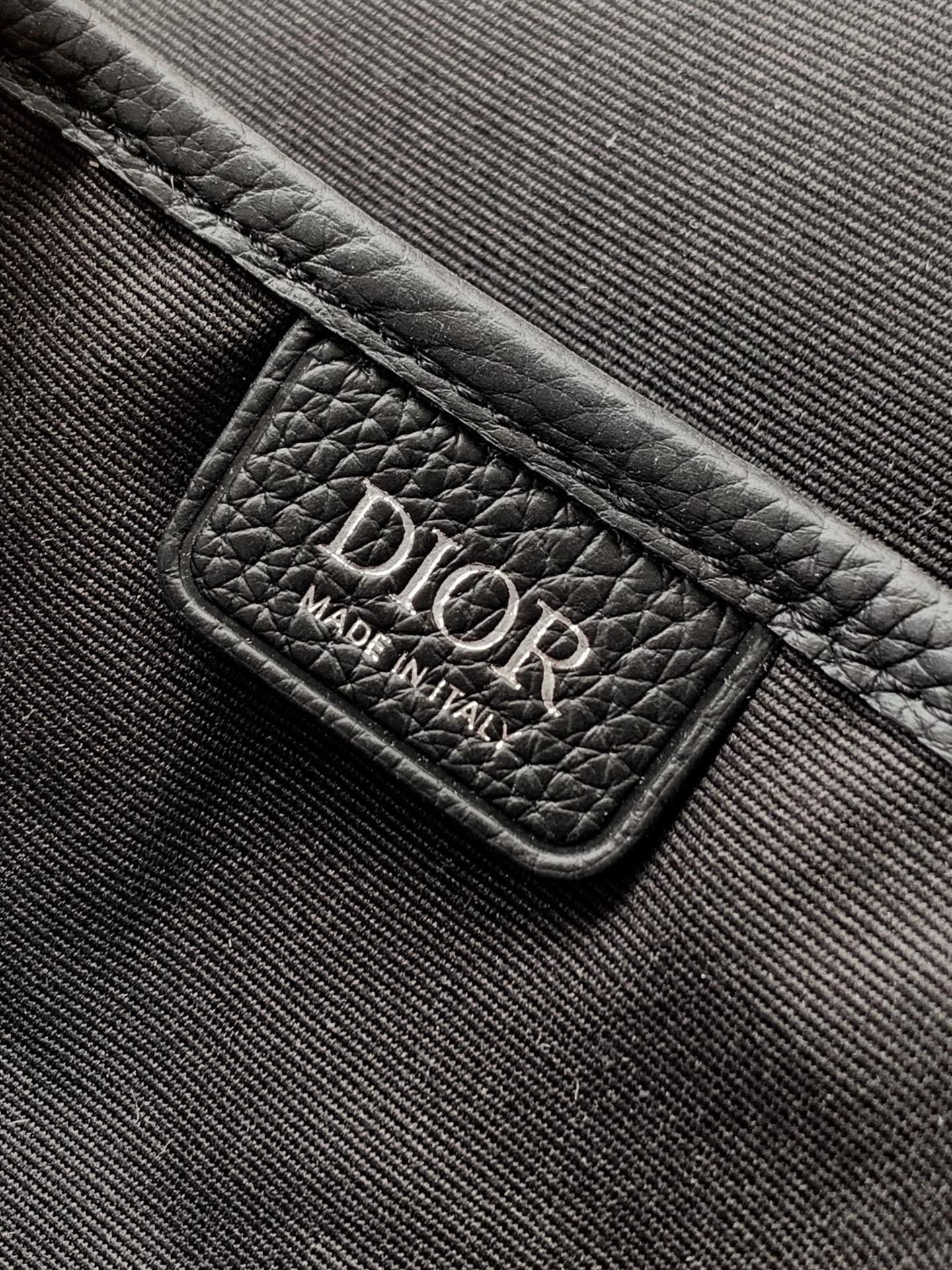 Dior 这款 Dior Daily 翻盖双肩背包是二零二五秋季男装系列新品 展现优雅实用的设计