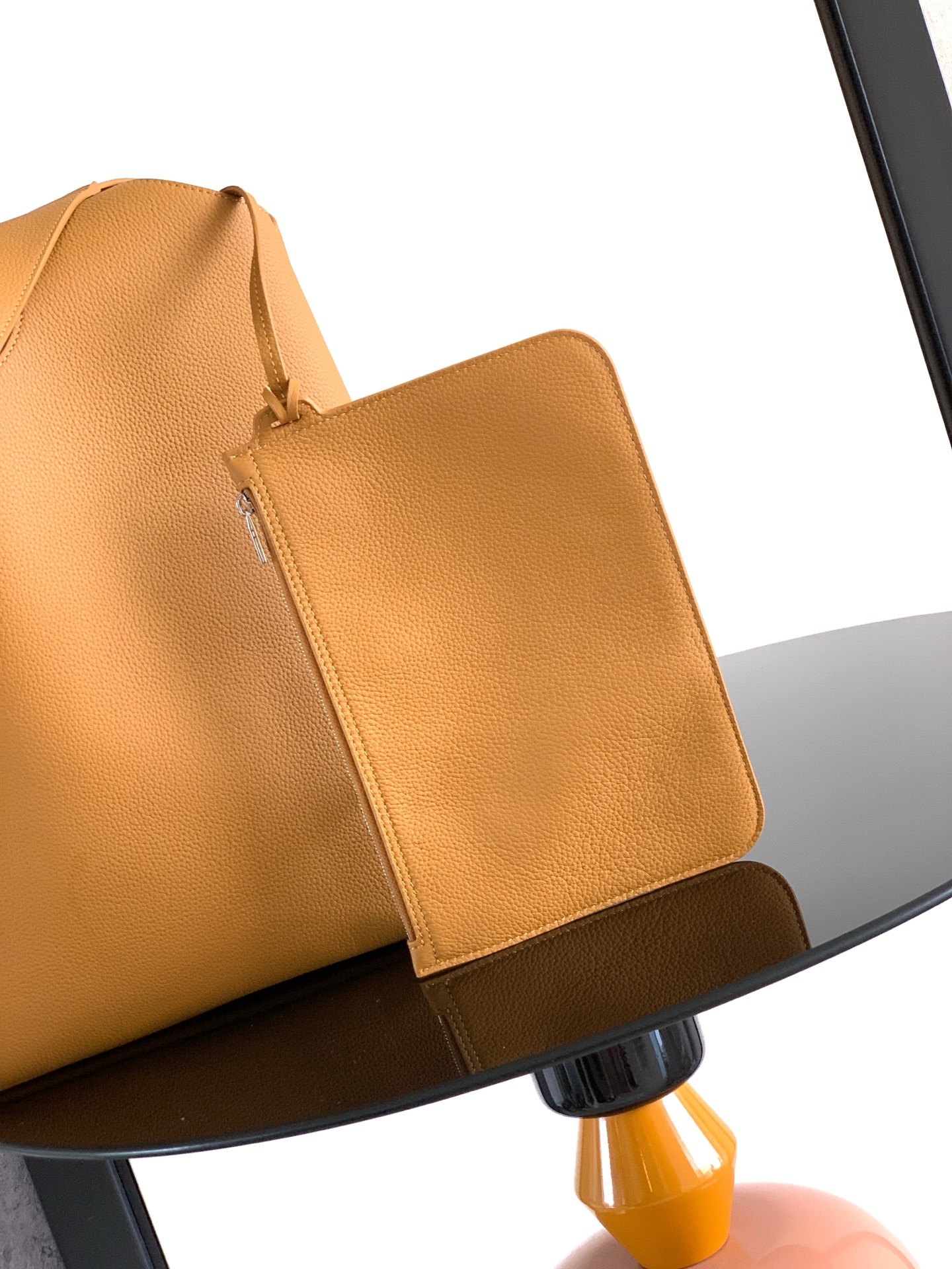 这款 Dior Privé 手袋是二零二五秋季男装系列新品,精致典雅。采用棕色 Dior Icons 牛