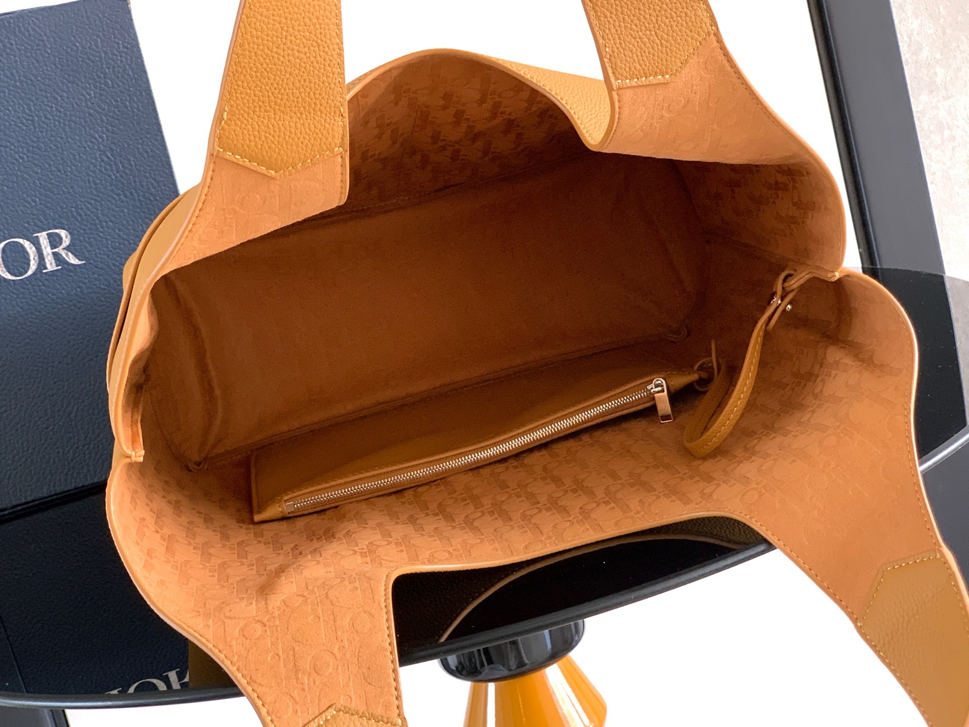 这款 Dior Privé 手袋是二零二五秋季男装系列新品,精致典雅。采用棕色 Dior Icons 牛