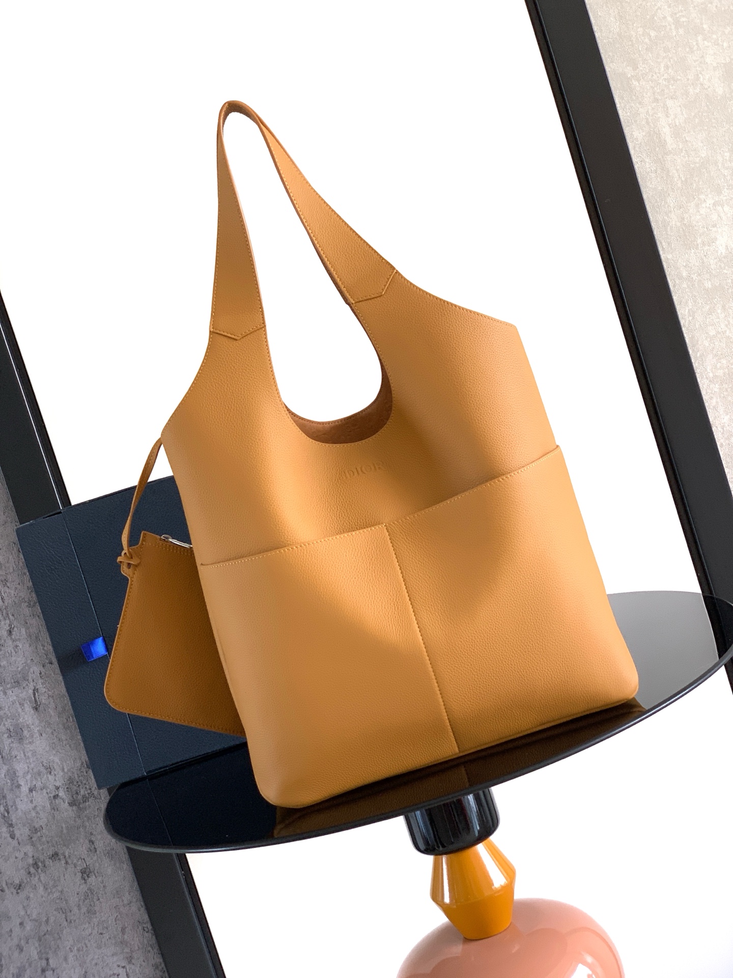 这款 Dior Privé 手袋是二零二五秋季男装系列新品，精致典雅。采用棕色 Dior Icons 牛