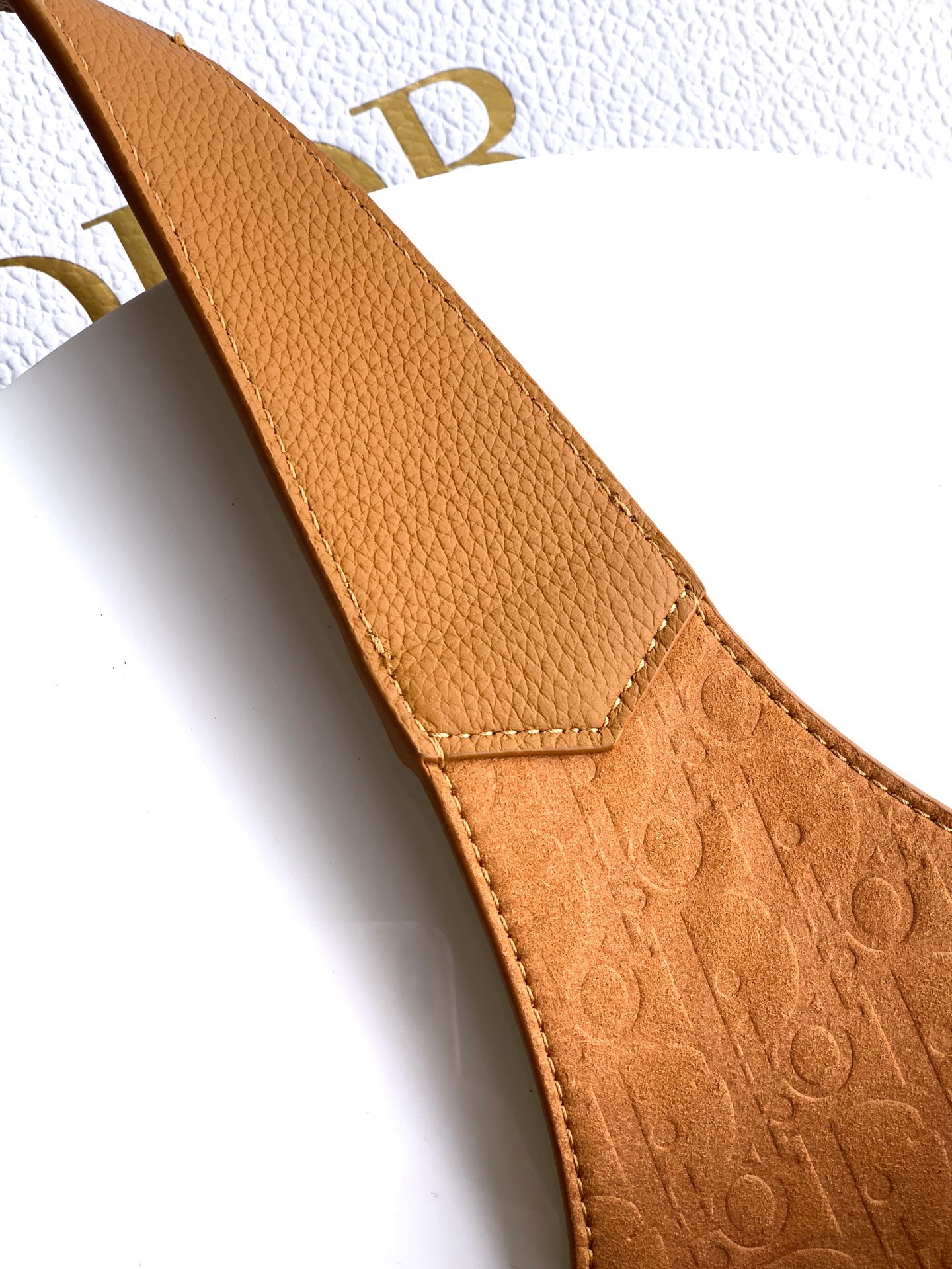 这款 Dior Privé 手袋是二零二五秋季男装系列新品,精致典雅。采用棕色 Dior Icons 牛