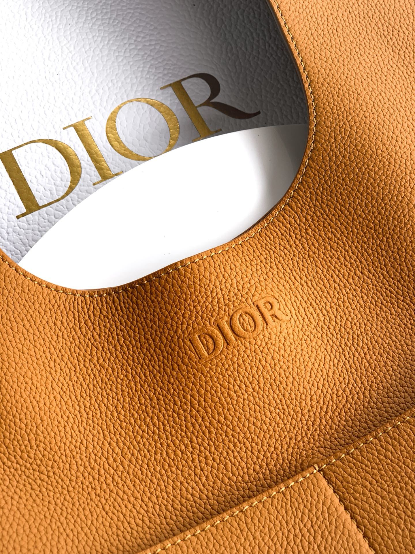 这款 Dior Privé 手袋是二零二五秋季男装系列新品,精致典雅。采用棕色 Dior Icons 牛