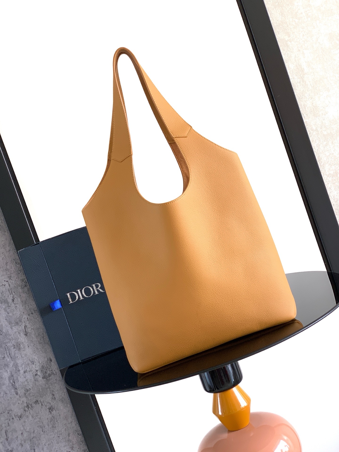 这款 Dior Privé 手袋是二零二五秋季男装系列新品,精致典雅。采用棕色 Dior Icons 牛