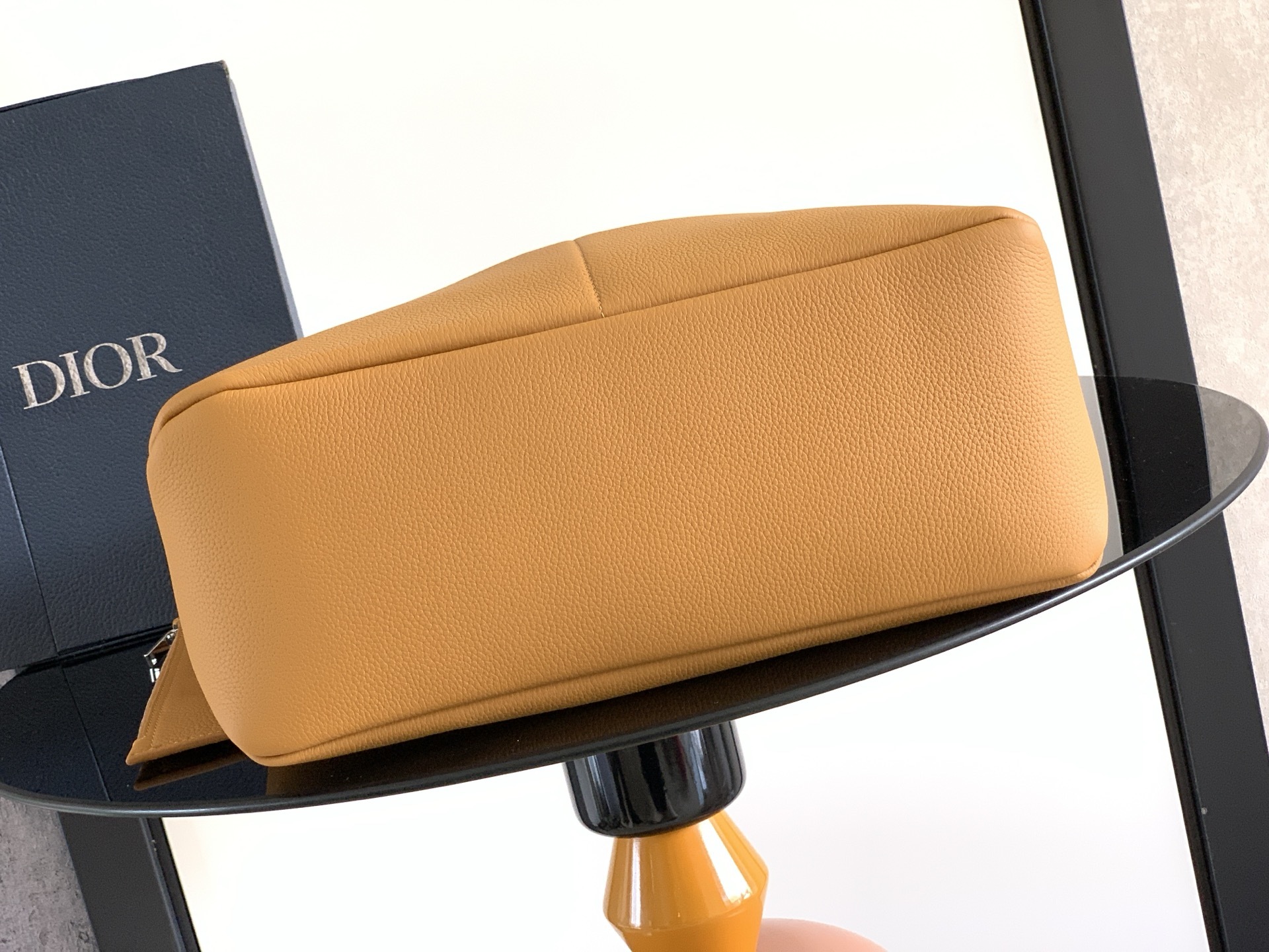 这款 Dior Privé 手袋是二零二五秋季男装系列新品,精致典雅。采用棕色 Dior Icons 牛