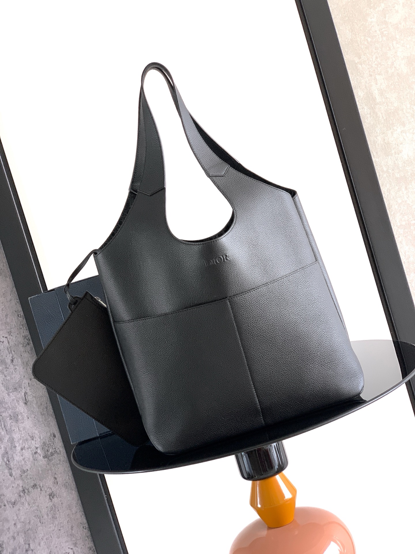 这款 Dior Privé 手袋是二零二五秋季男装系列新品，精致典雅。采用黑色 Dior Icons 牛