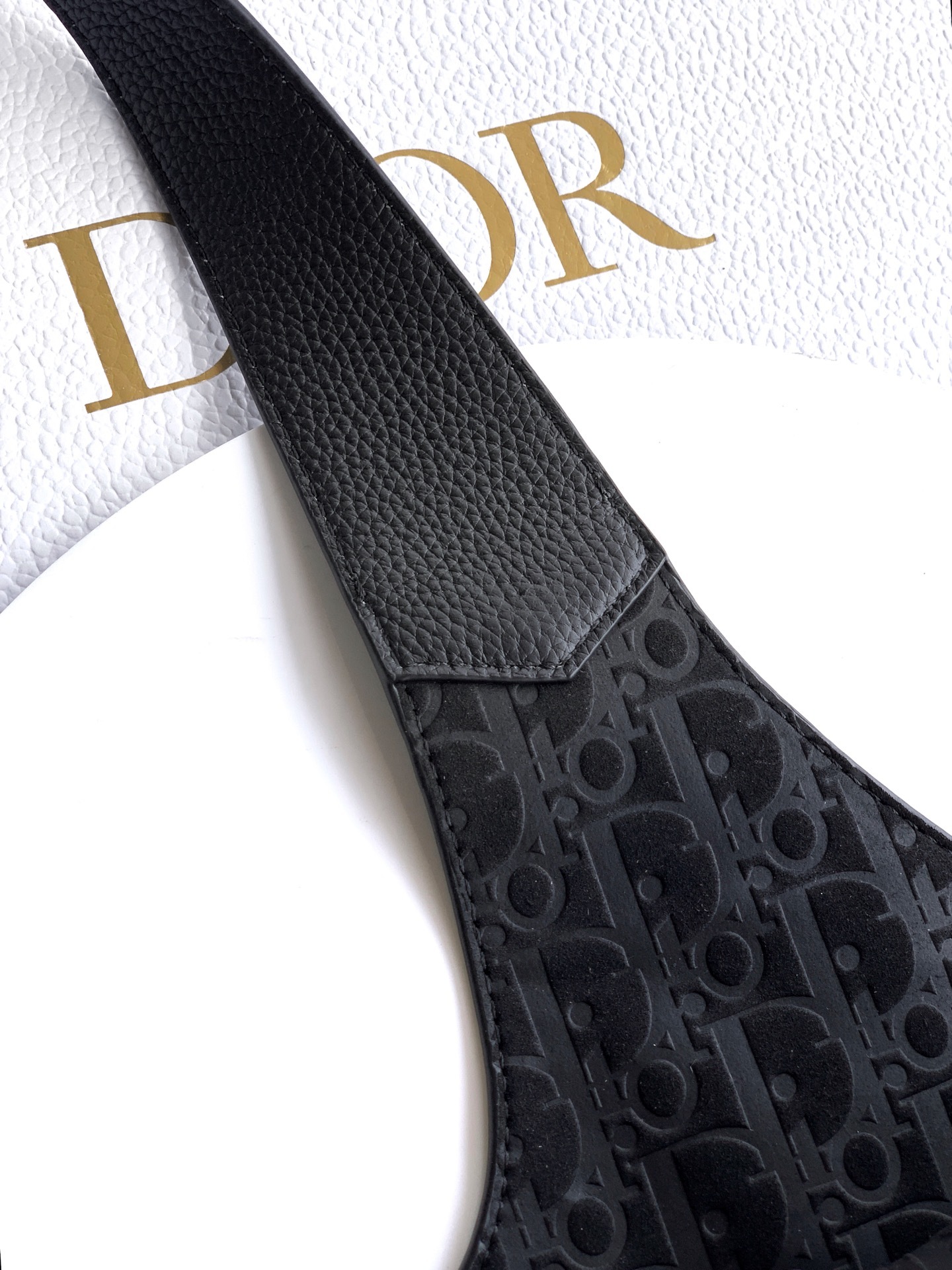 这款 Dior Privé 手袋是二零二五秋季男装系列新品,精致典雅。采用黑色 Dior Icons 牛